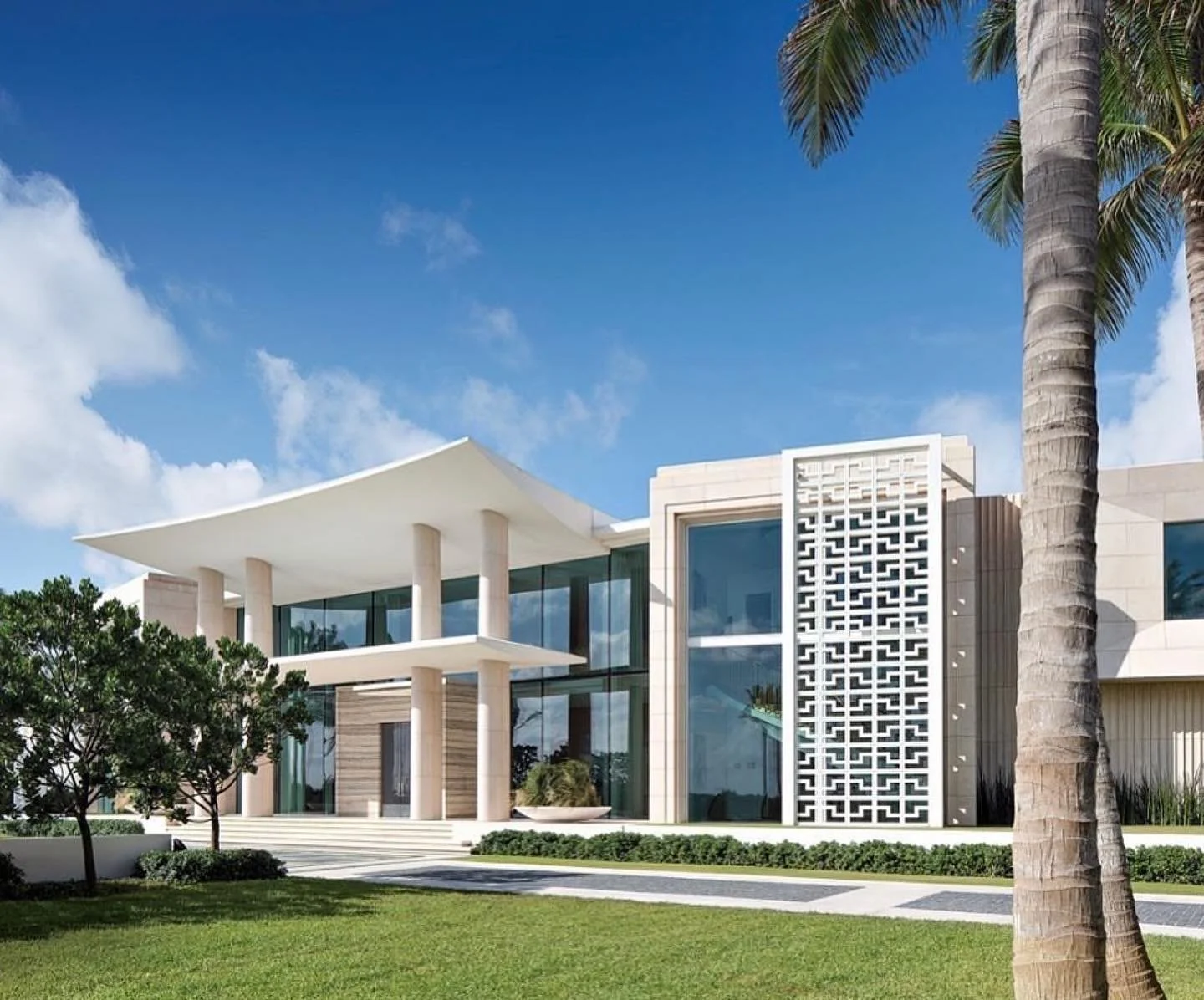 Really excited to share this project by @stonefoxarch! I had the privilege to help assist @jessglynnphoto and #stonefoxarchitects shoot this AMAZING Palm Beach home, featured this month in @galeriemagazine for their #liveartfully issue. -Home to powe