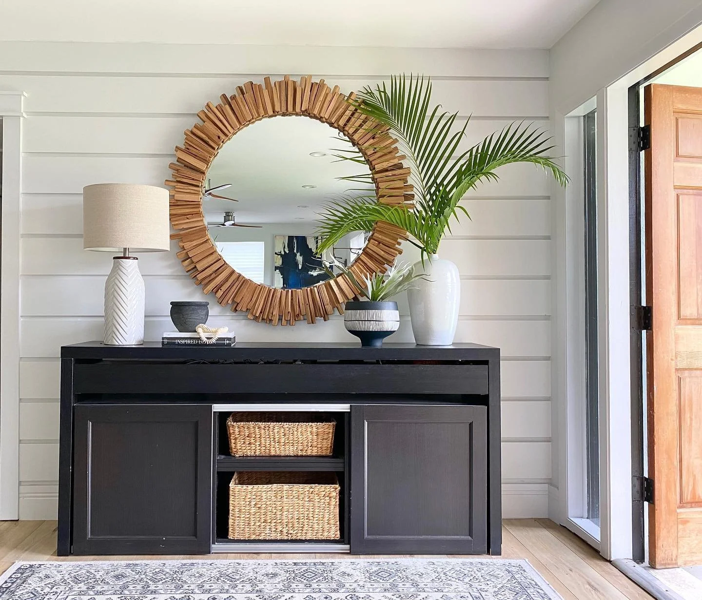 I know it&rsquo;s not Palm Sunday anymore, but it was a lovely day taking in the fresh air with the doors open all day and the fresh clipped palms brightening things up so much that I decided to keep them around for the week...❤️ #blessed #interiorde