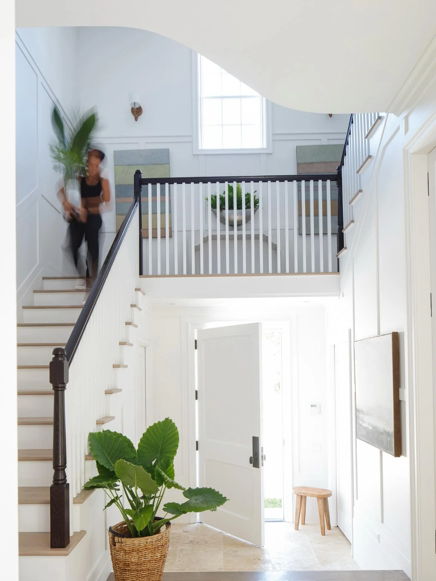 When greenery is the best accessory 🪴🤍
&bull;
&bull;
&bull;
Photographer: @jessicaglynnphoto
Architect: @mitchell_studio