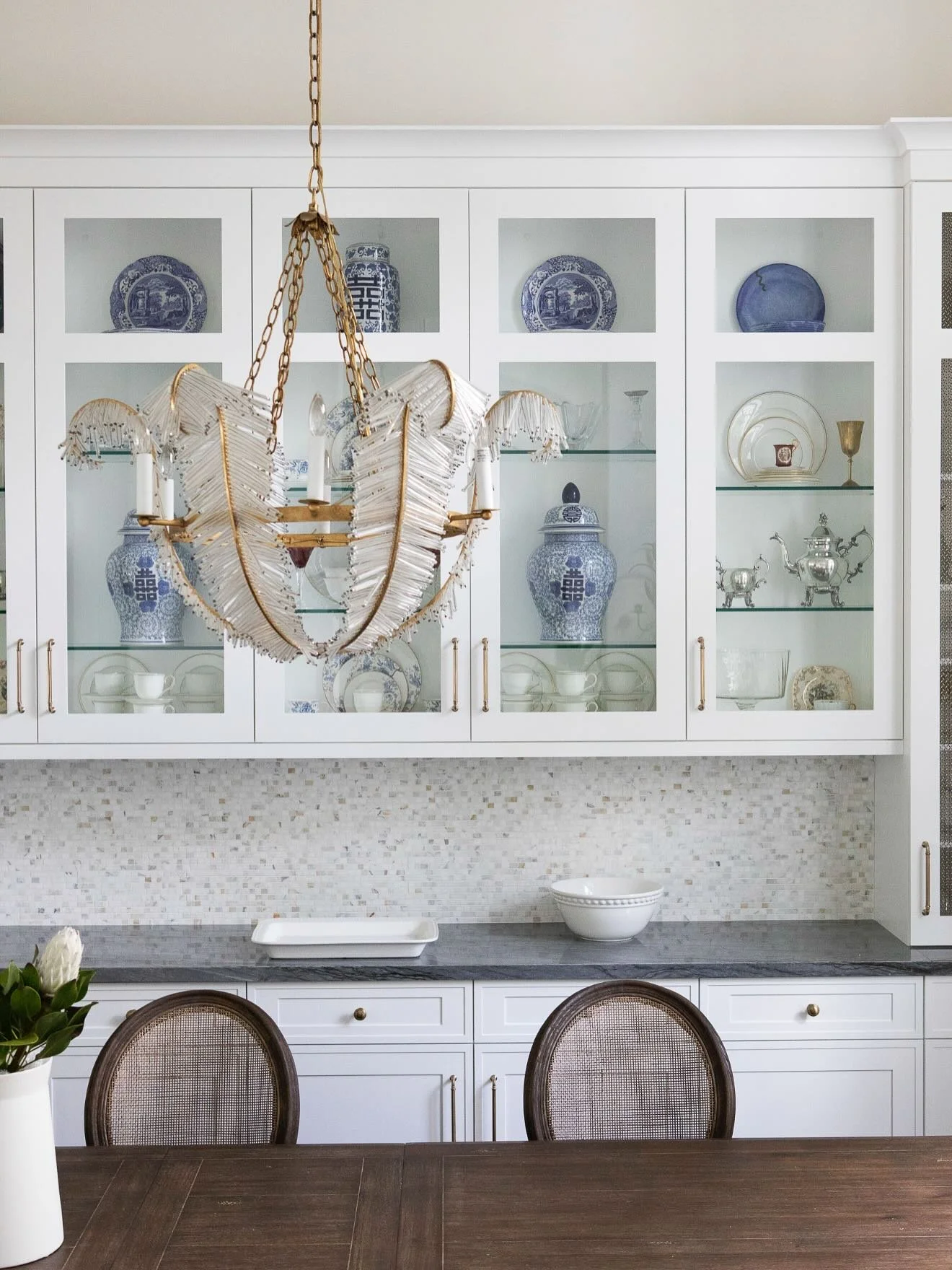 Classic. Fresh. Elevated. The perfect recipe for a custom dining space you&rsquo;ll love.💙🤍
&bull;
&bull;
Photographer: @jessglynnphoto
Styling and Design: Me 🥰