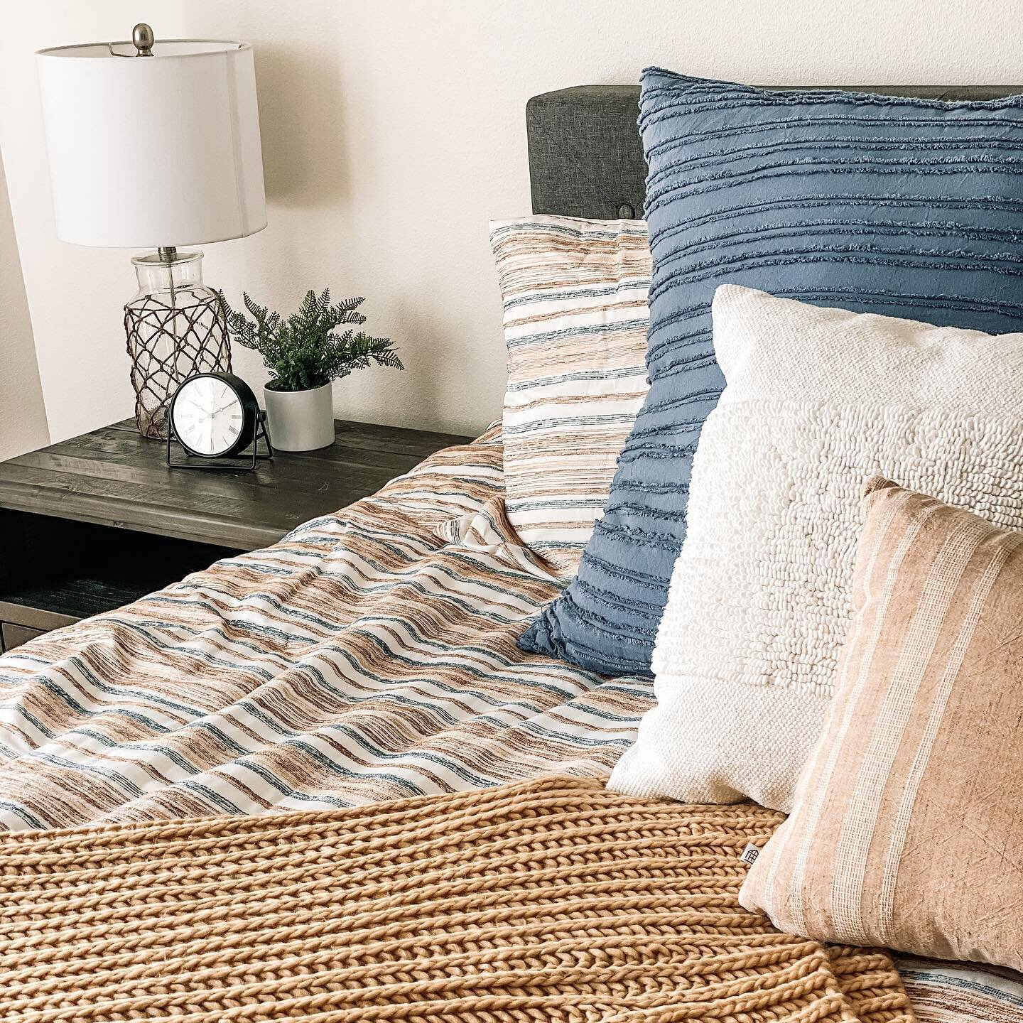 Love the coastal vibes of this design project! My client already had a beautiful house &amp; her staple pieces of furniture but needed help pulling together all the details. That&rsquo;s where I come in🙋🏼&zwj;♀️I had so much fun curating the booksh