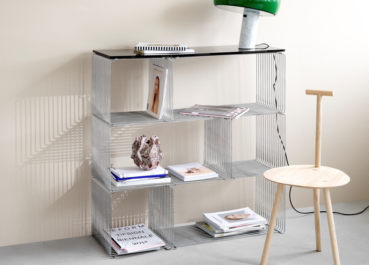 montana_pantonwire_2019_chrome_magazineshelf_w.jpg