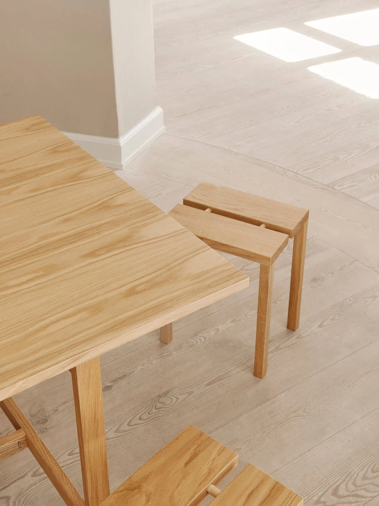 moebe_dining-table_ic_200-rectangular_oak_low-res_04.jpg