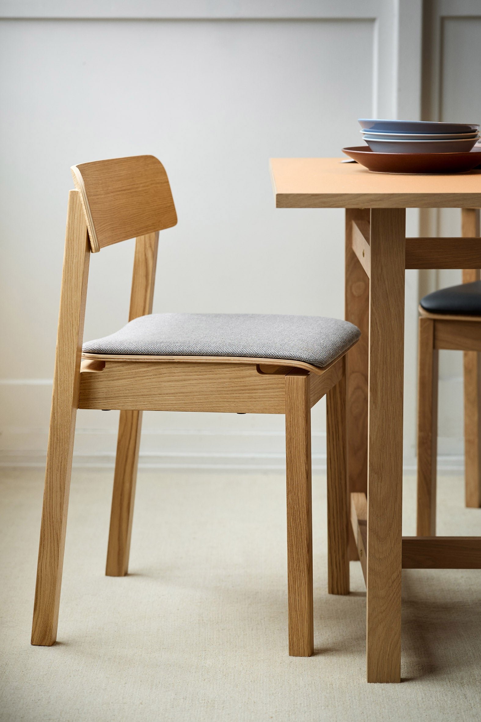 MOEBE_Everyday-Chair-Upholstered_IC_Oak-Oiled_Re-Wool-128_Low-Res_01_EDCOOAREW128.jpg