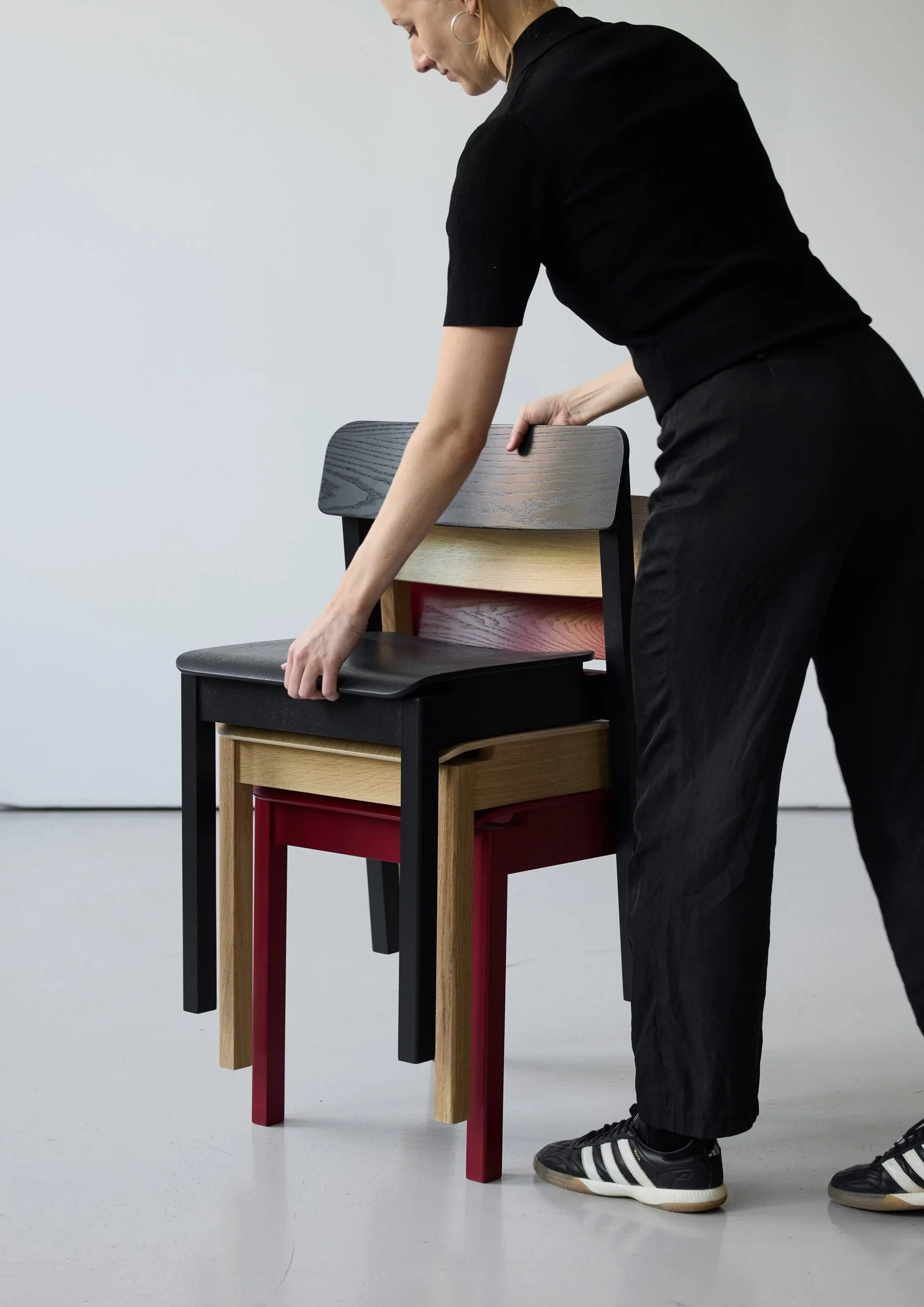 MOEBE_Everyday-Chair_IC_44_Mixed_Low-Res_EDCBL_EDCPR_EDCLOA.jpg