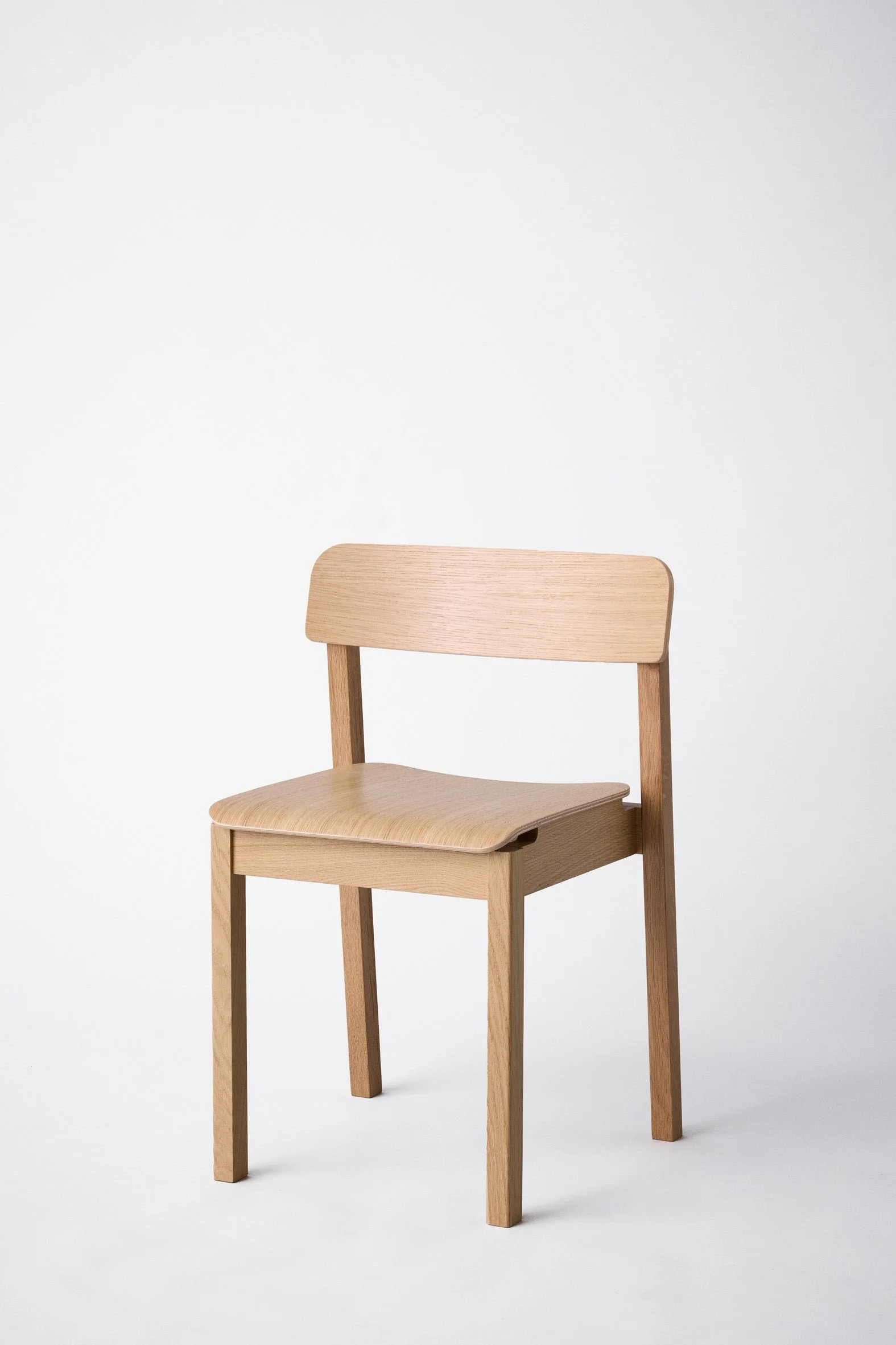 MOEBE_Everyday-Chair_PP_Oak-Lacquered_Low-Res_01_EDCLOA.jpg