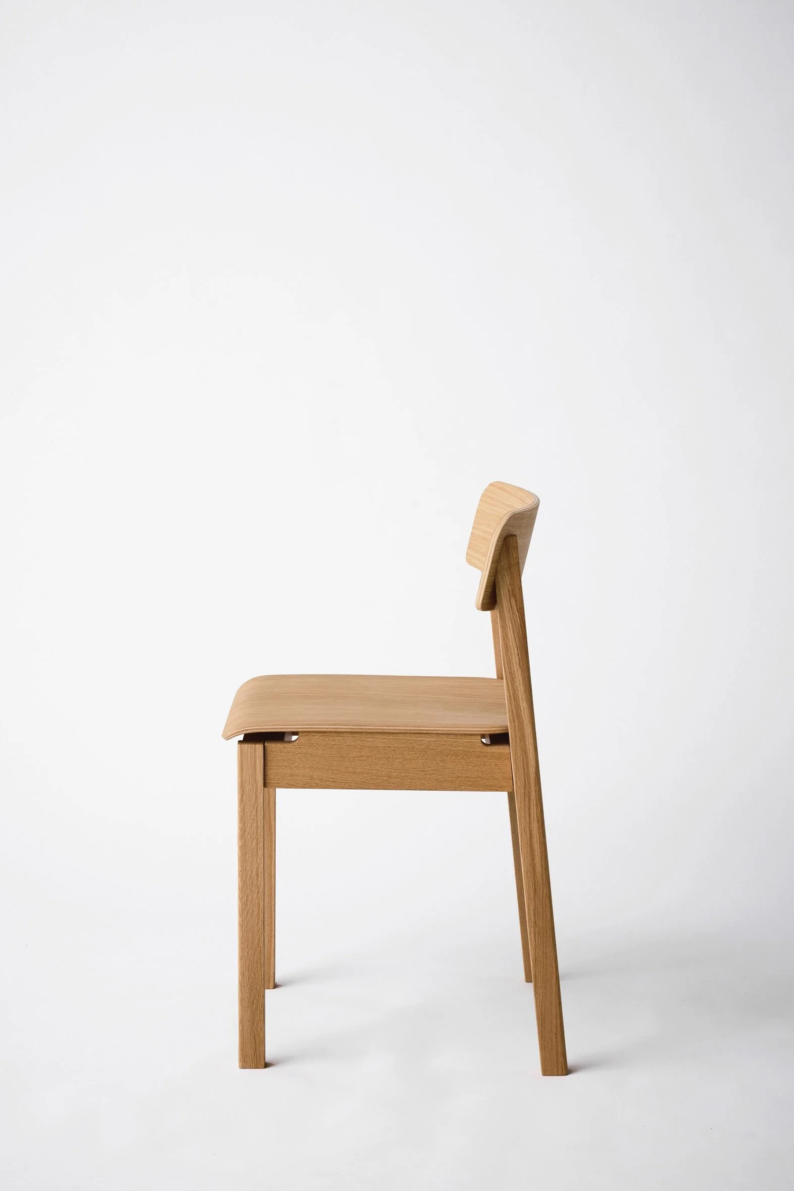 moebe_everyday-chair_pp_oak-oiled_low-res_04_edcooa.jpg