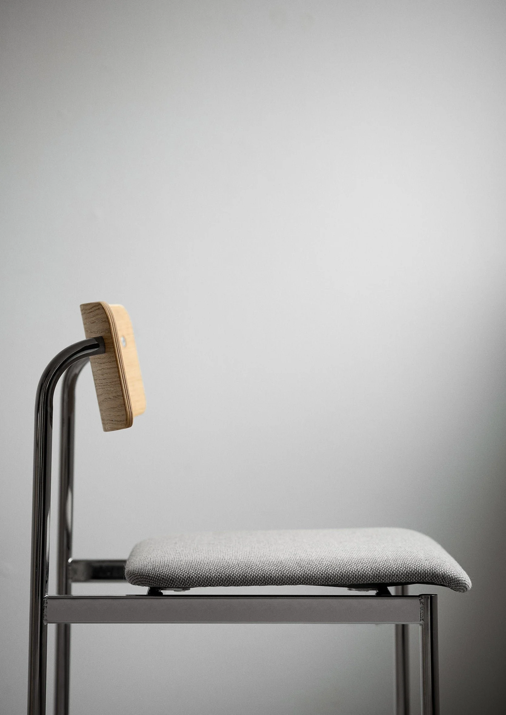 MOEBE_Offset-Chair_PP_Chrome_Oak-Re-Wool-128_Low-Res_08_OCCHOOAREW128.jpg