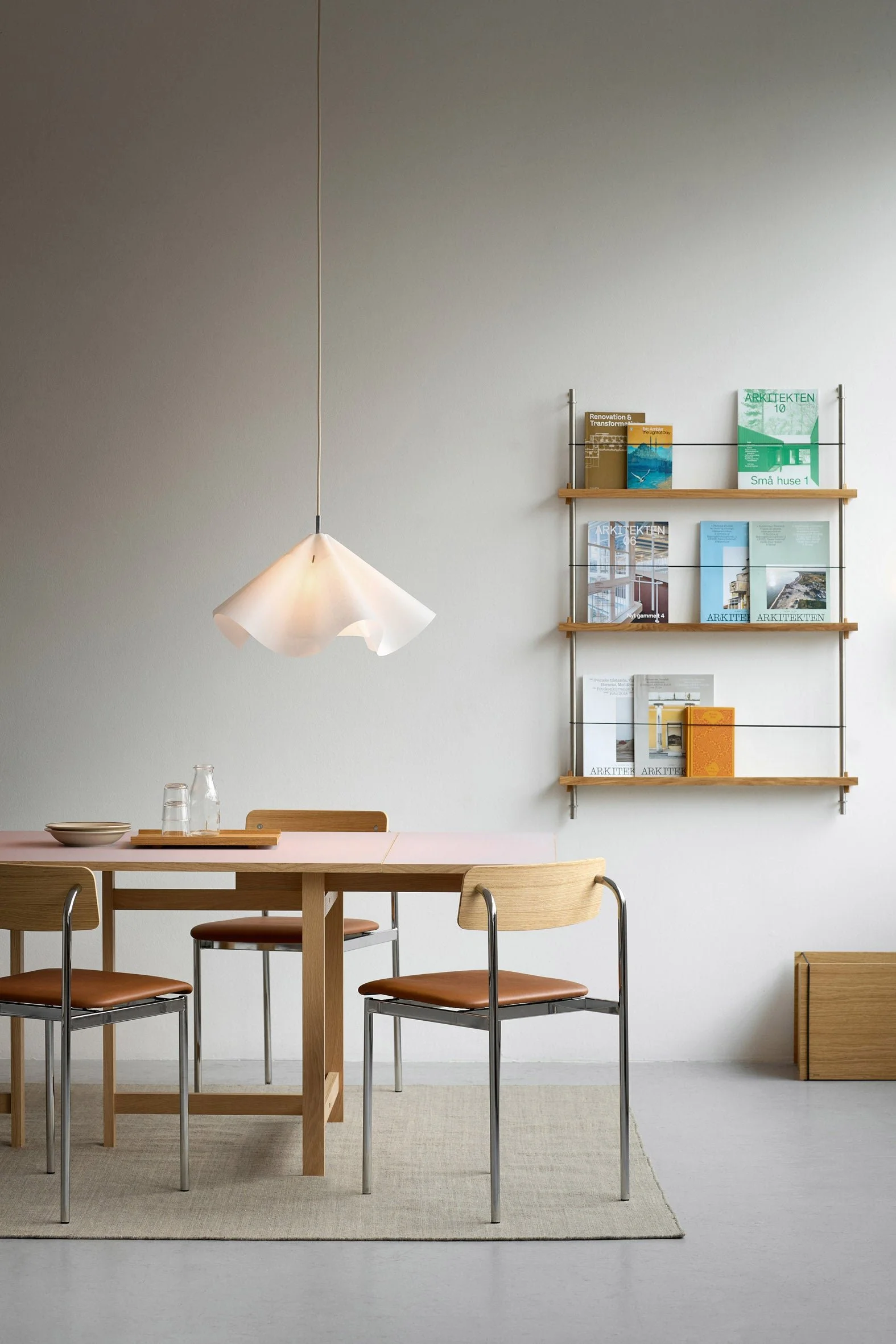 MOEBE_Offset-Chair_IC_Chrome_Oak-Cognac-Leather_Low-Res_03_OCCHOOALEACOG.jpg