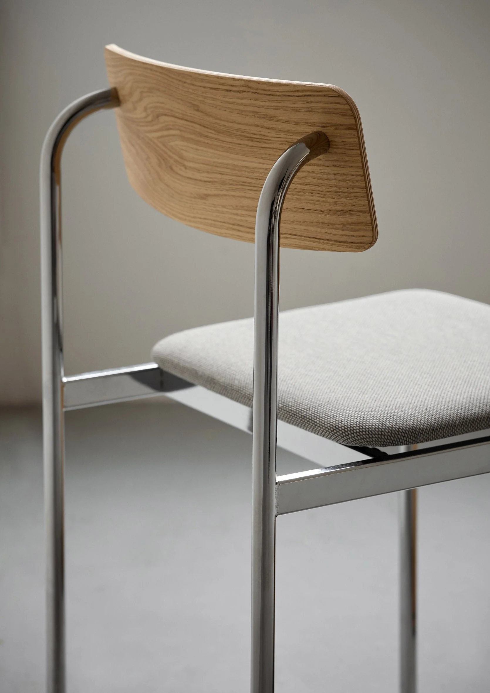 MOEBE_Offset-Chair_PP_Chrome_Oak-Re-Wool-128_Low-Res_05_OCCHOOAREW128.jpg