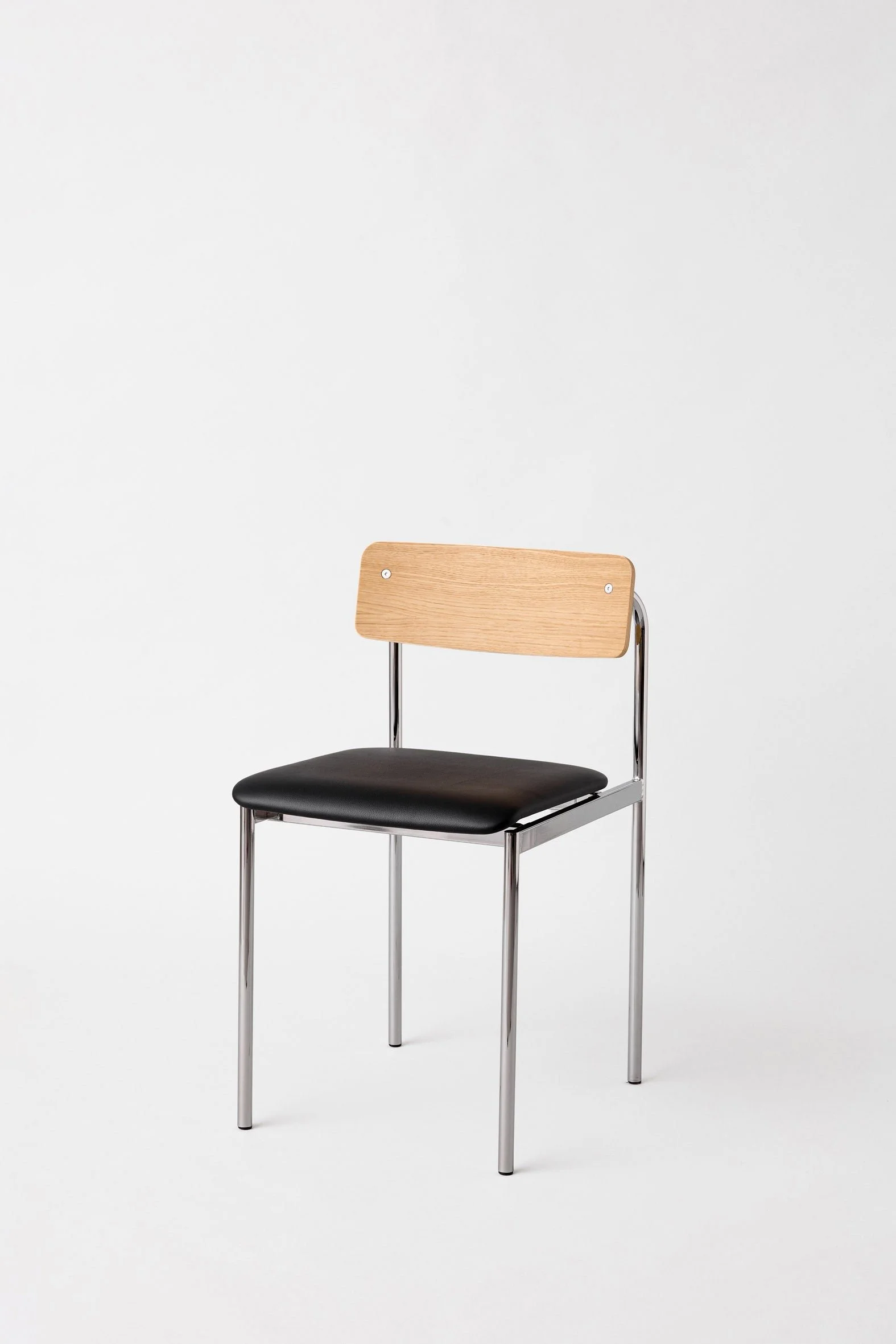 MOEBE_Offset-Chair_PP_Chrome_Oak-Black-Leather_Low-Res_01_OCCHOOALEABL.jpg