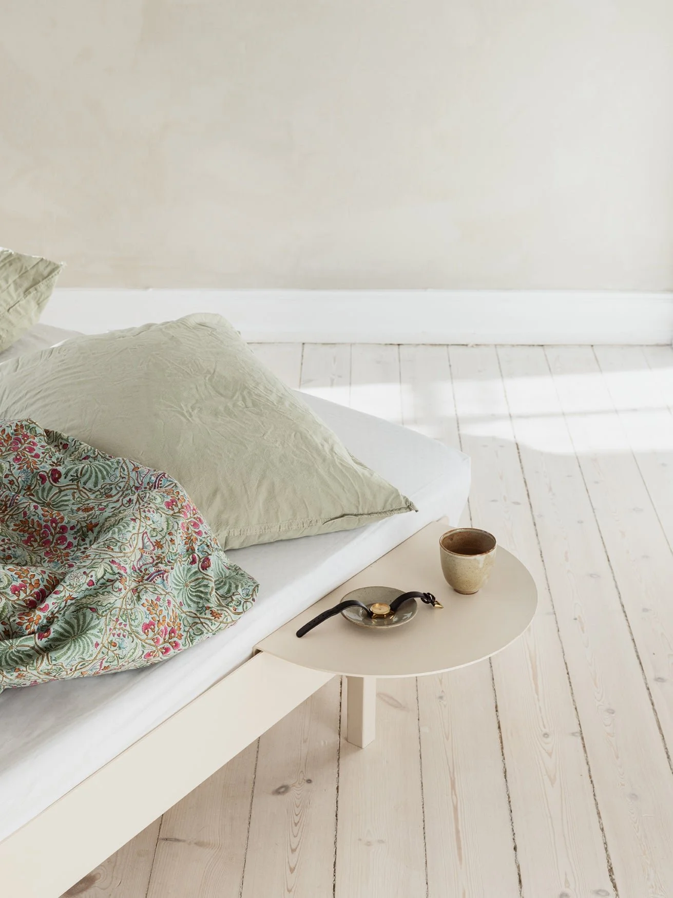 moebe_bed_ic_sand_low-res_10.jpg