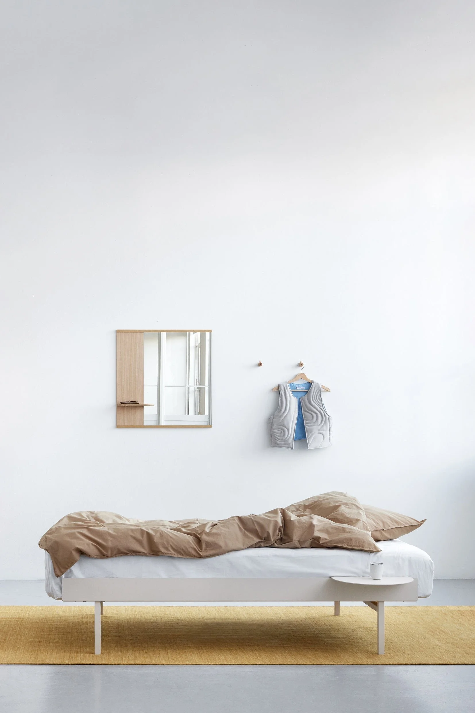 moebe_tall-bed_ic_sand_high-res_04.jpg