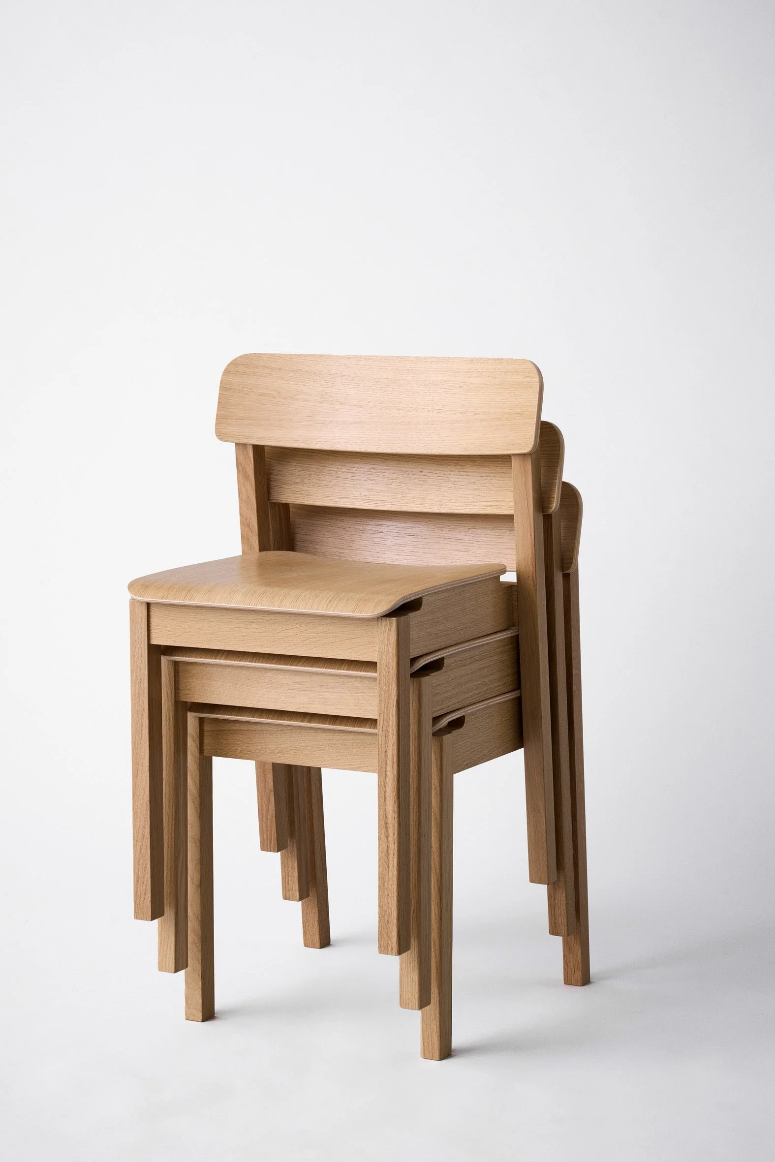 moebe_everyday-chair_pp_oak-lacquered_low-res_03_edcloa.jpg