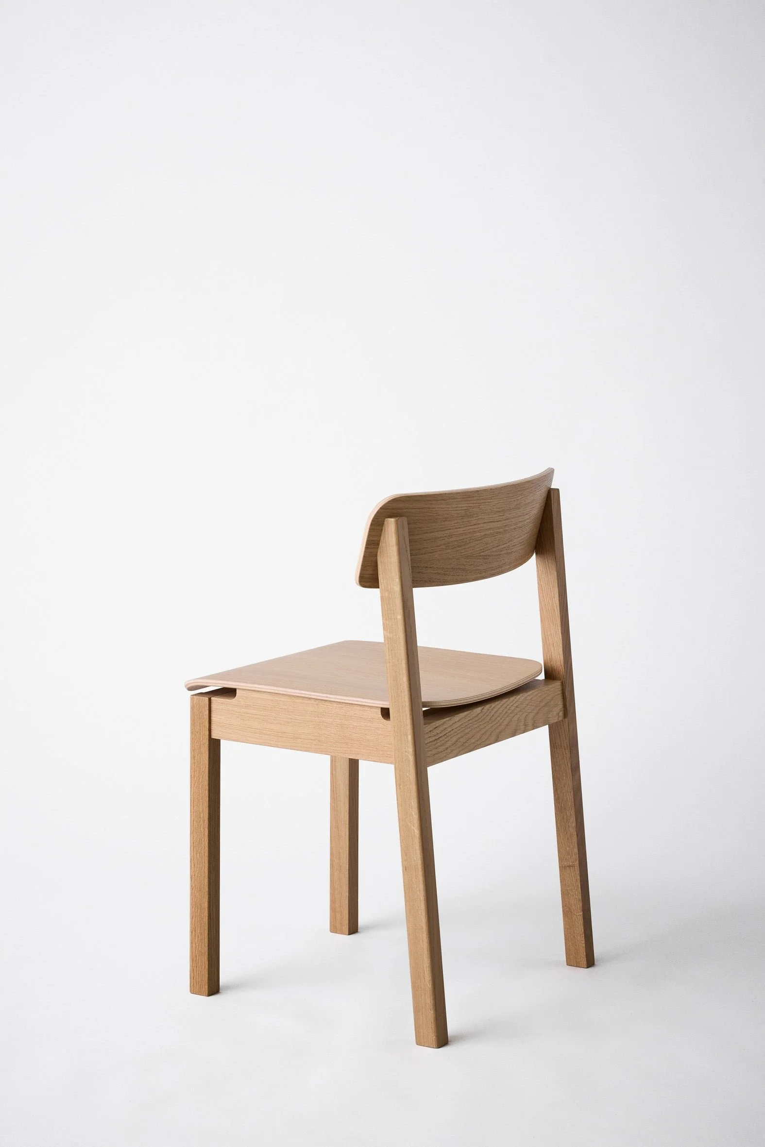 moebe_everyday-chair_pp_oak-lacquered_low-res_05_edcloa.jpg