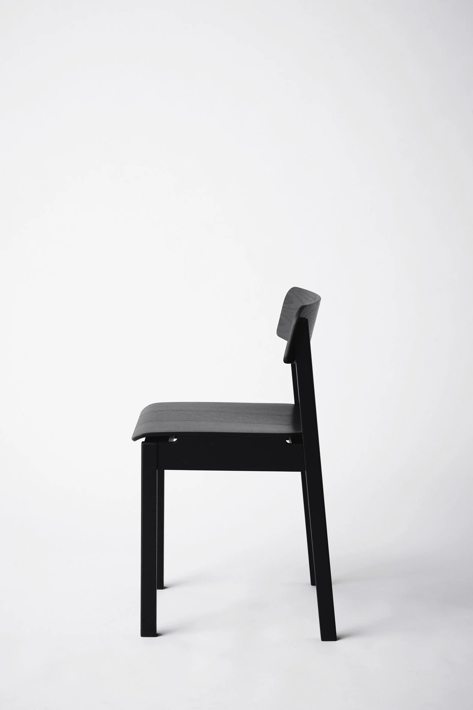 moebe_everyday-chair_pp_black_low-res_04_edcbl.jpg
