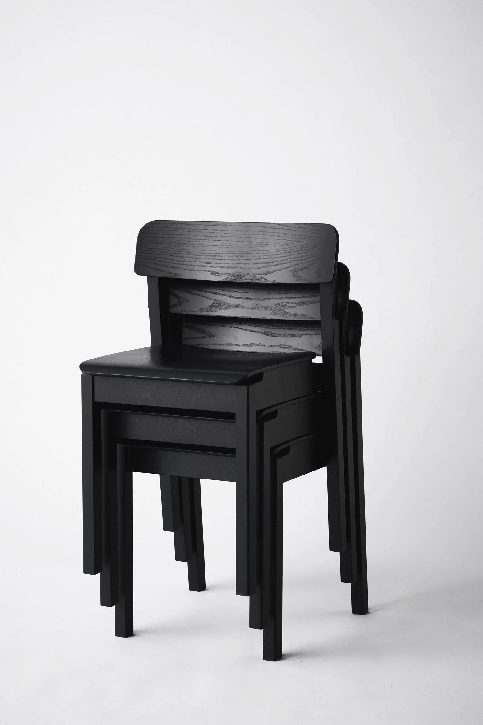 moebe_everyday-chair_pp_black_low-res_03_edcbl.jpg
