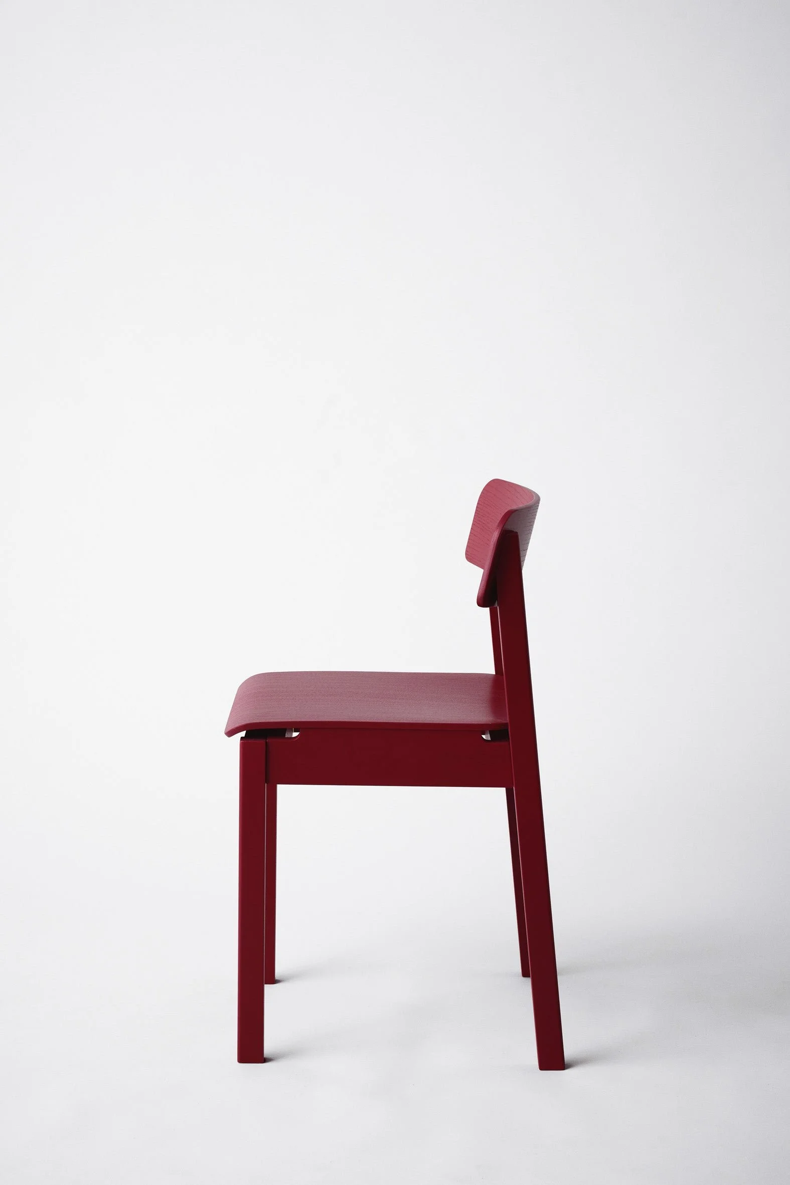 moebe_everyday-chair_pp_purple-red_low-res_04_edcpr.jpg