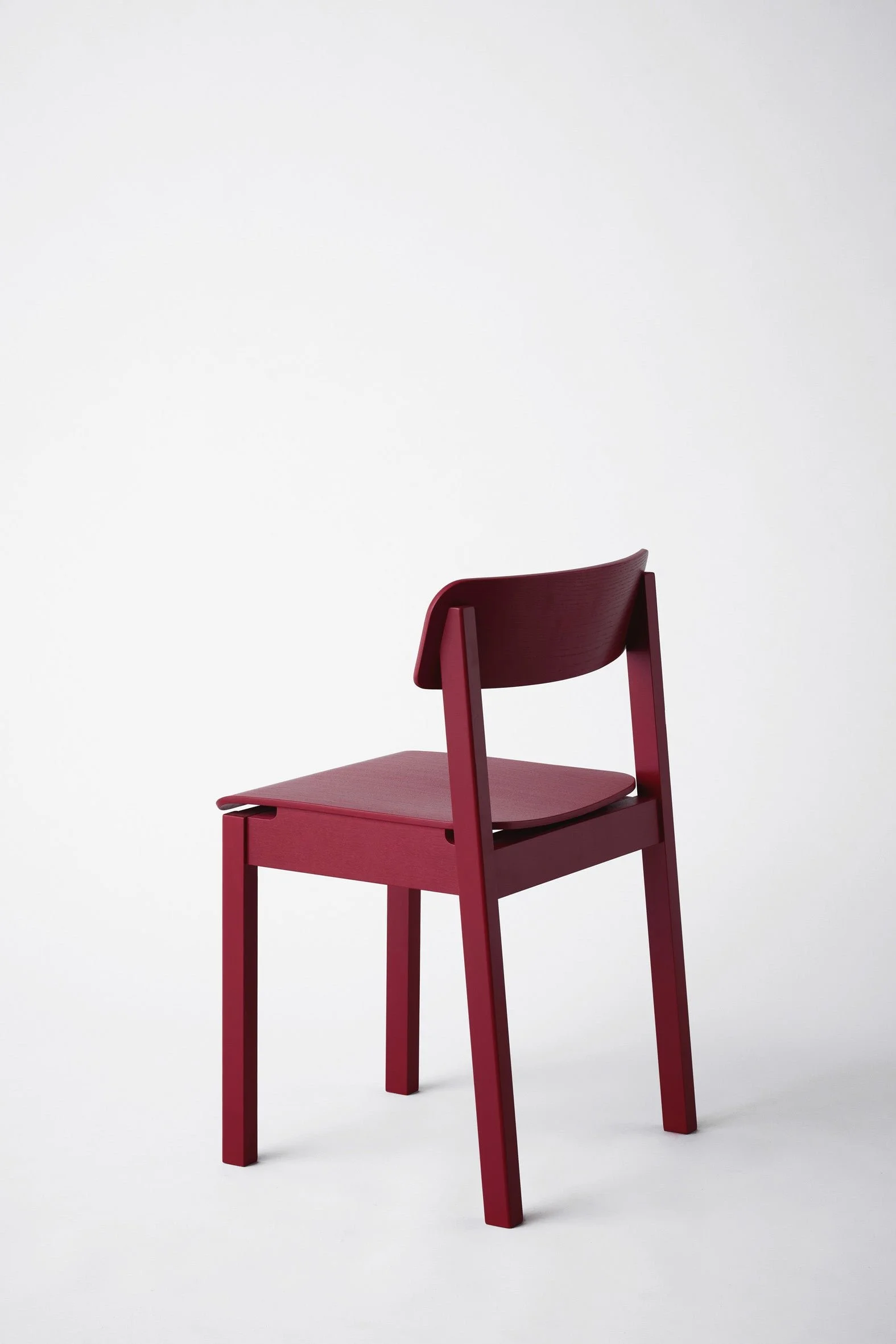 moebe_everyday-chair_pp_purple-red_low-res_05_edcpr.jpg
