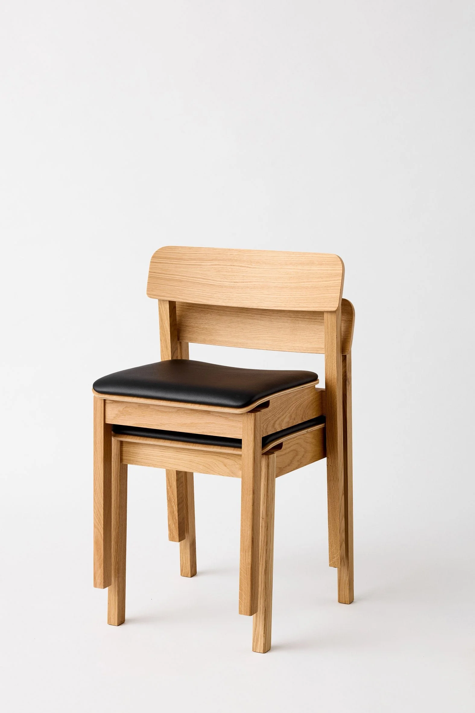 moebe_everyday-chair-upholstered_pp_oak-oiled_black-leather_low-res_02_edcooaleabl.jpg