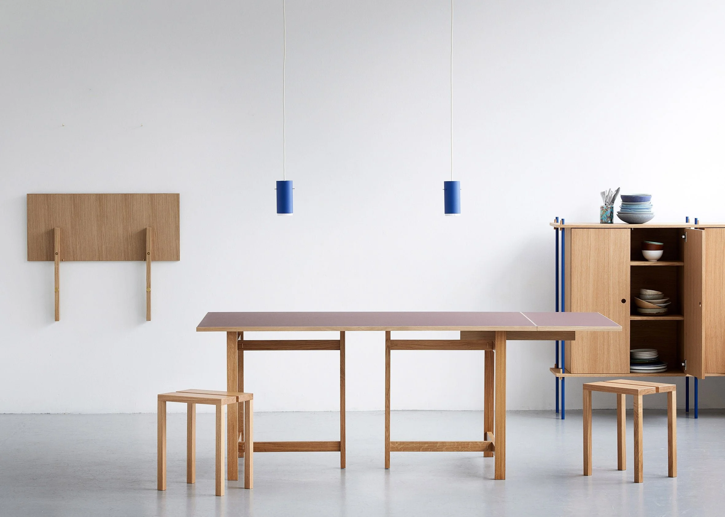 moebe_dining-table_ic_160-rectangular_oak-burgundy_low-res_03.jpg