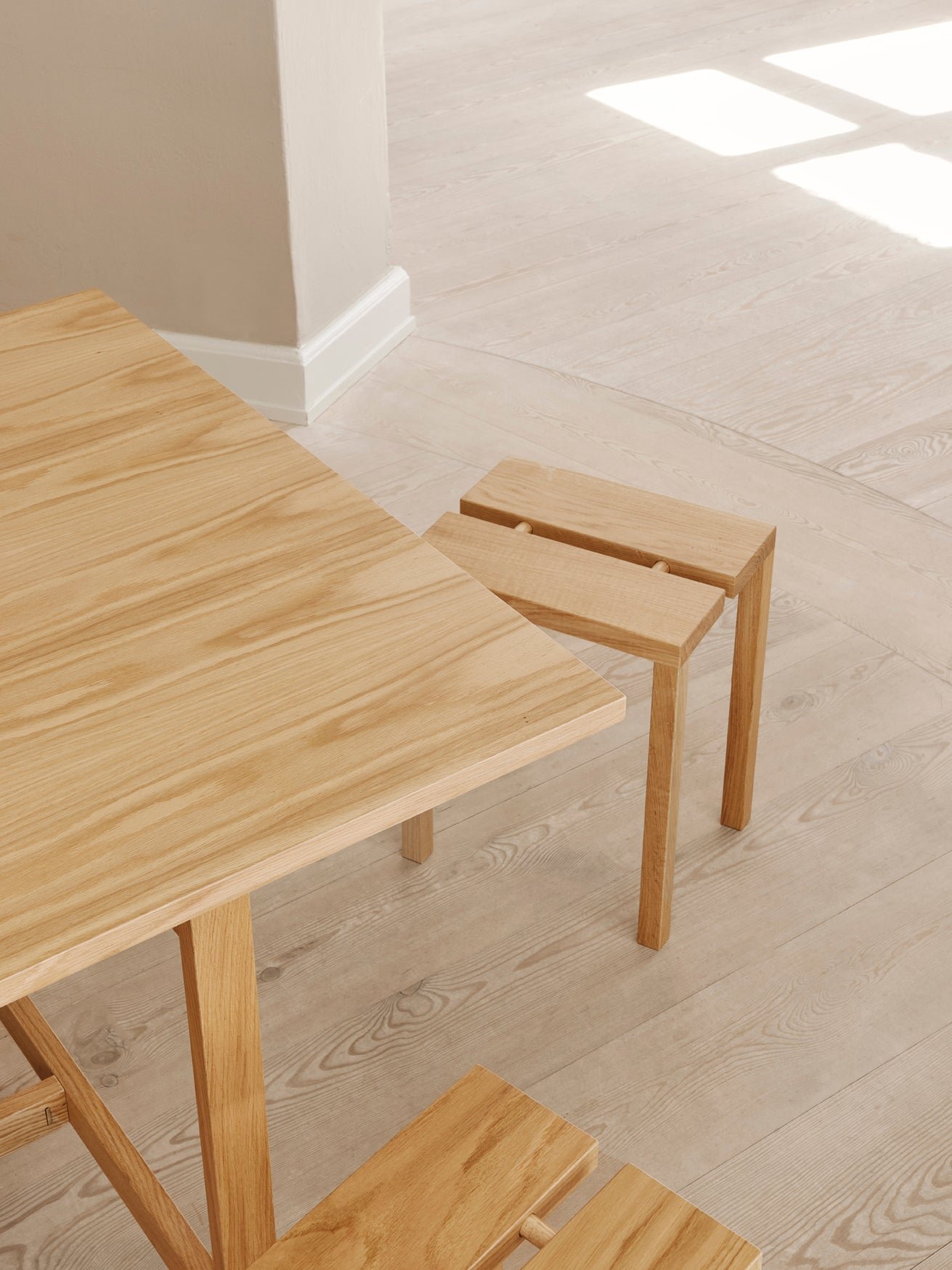 moebe_dining-table_ic_200-rectangular_oak_low-res_04.jpg