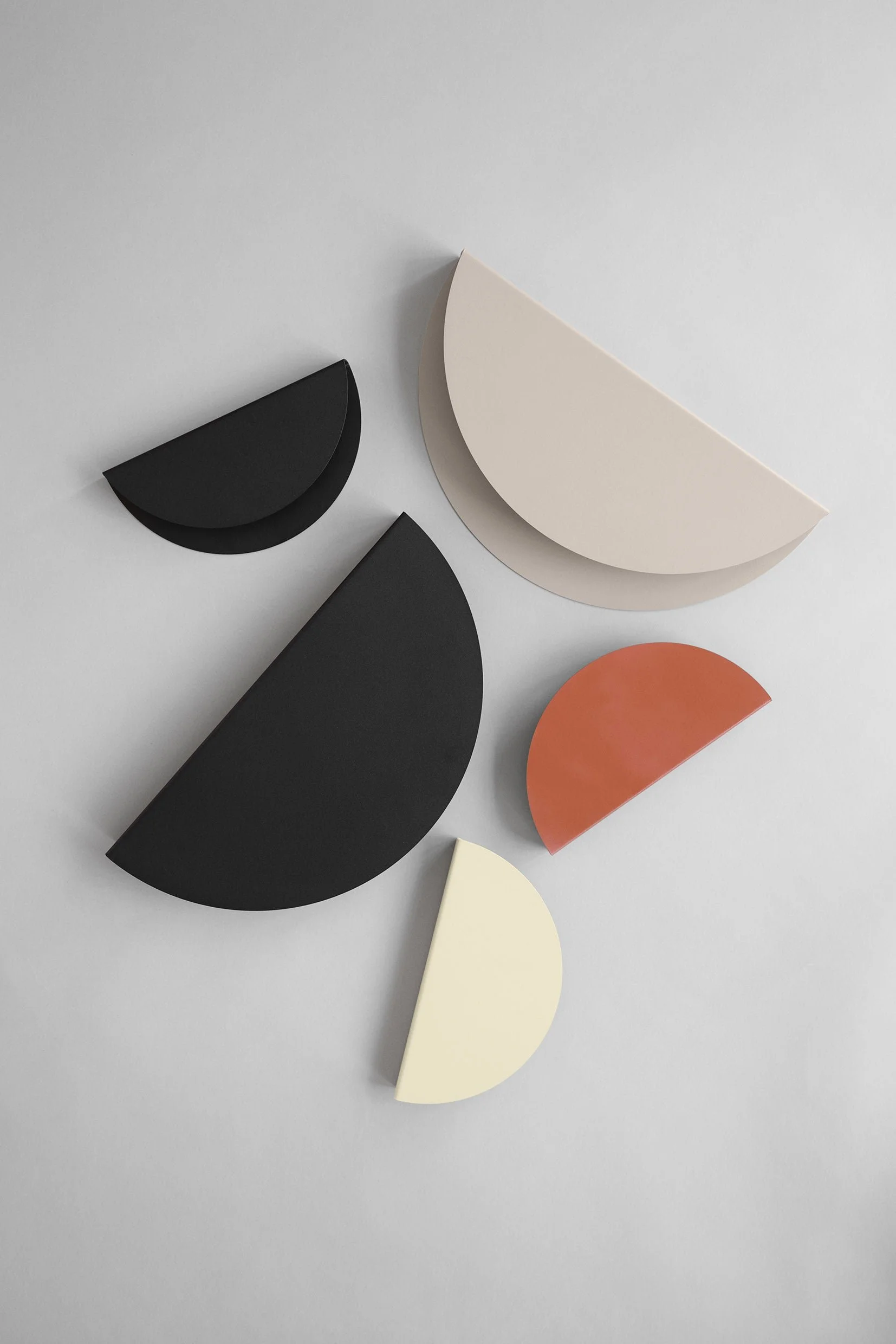 moebe_half-moon-shelf_ic_low-res_01_0a8b8535-61e7-4354-8c8d-d245f24e1f51.jpg