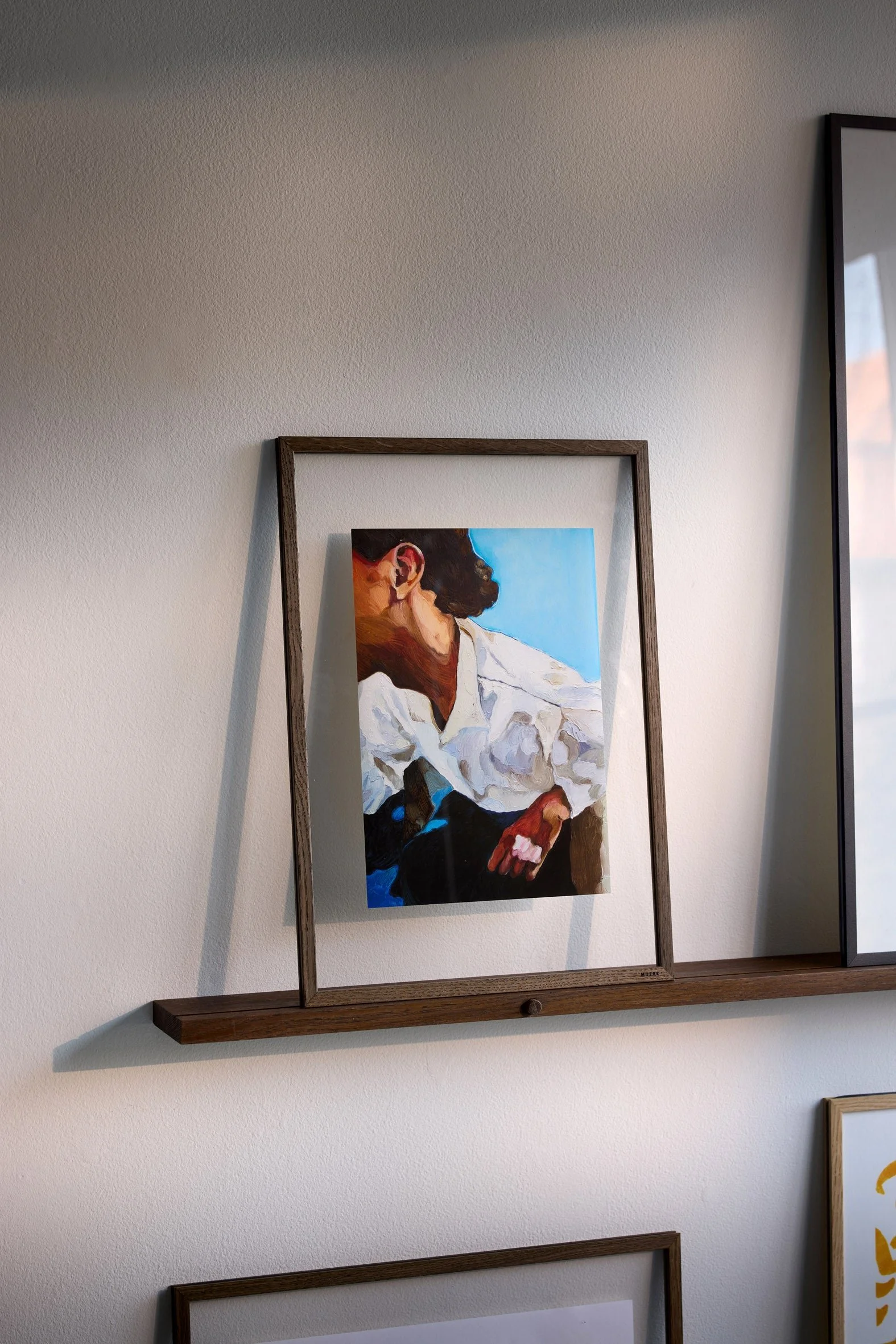 moebe_gallery-shelf_ic_115cm_smoked-oak_low-res_02_gs115so.jpg