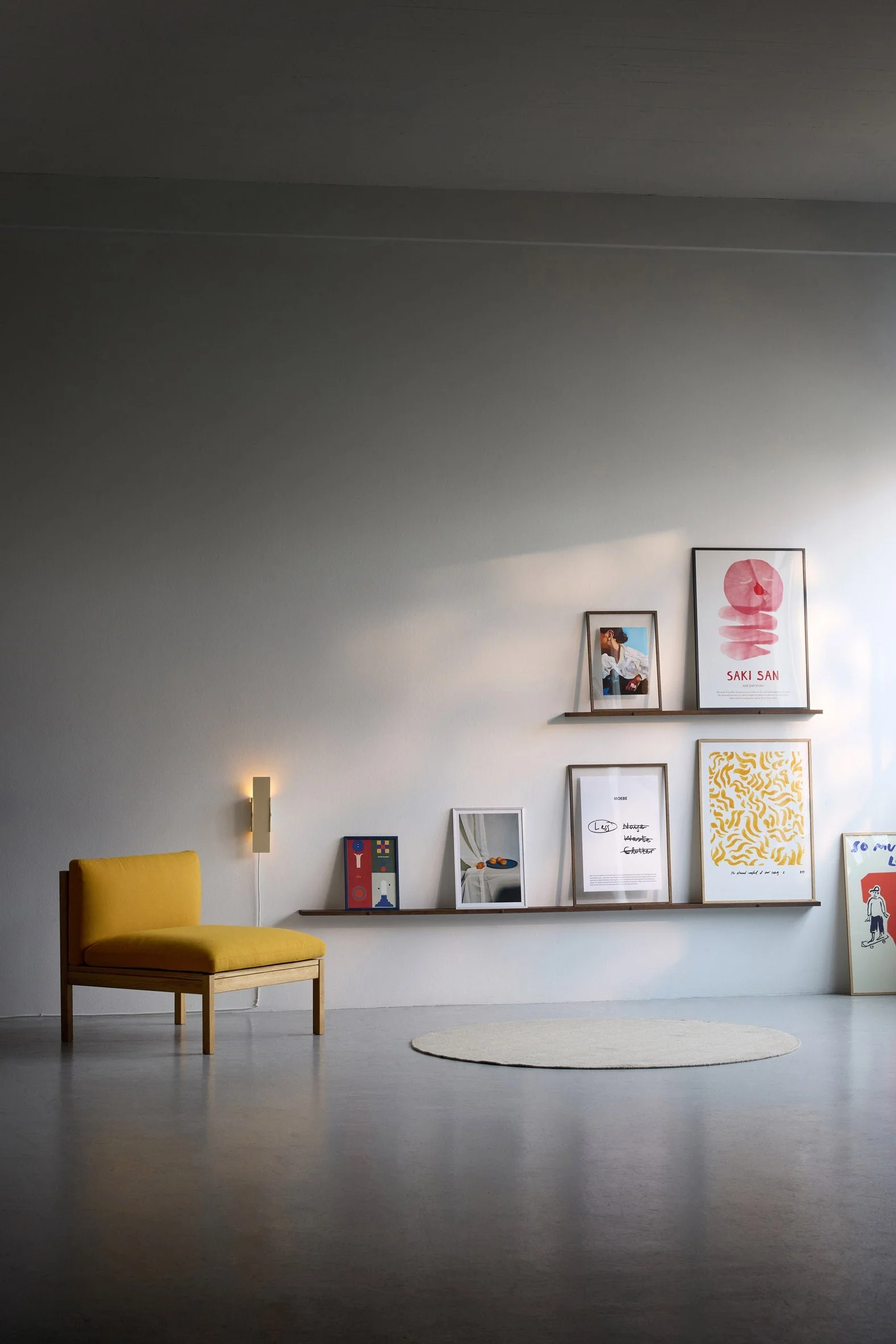 moebe_gallery-shelf_ic_115cm_smoked-oak_low-res_05_gs115so.jpg