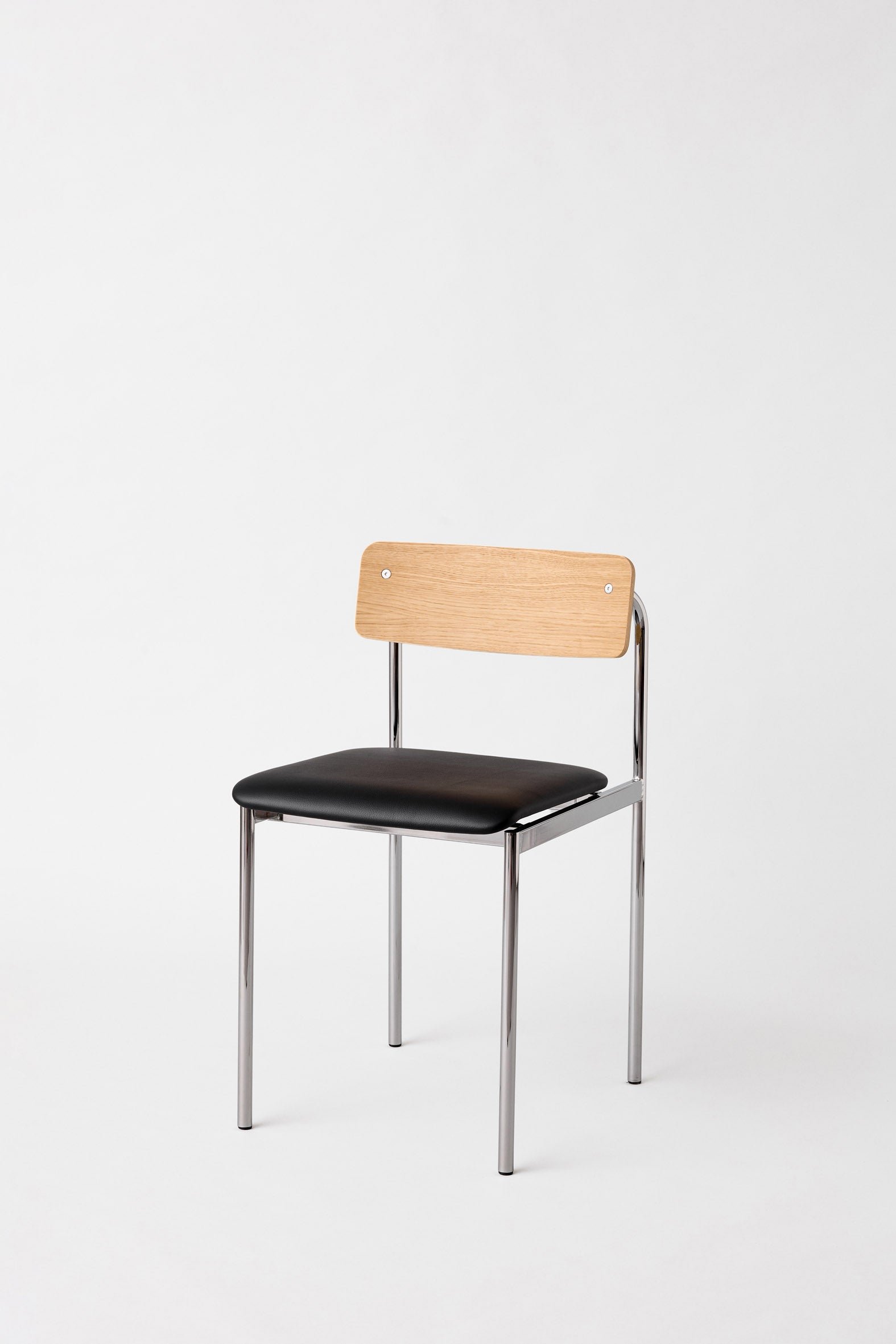 moebe_offset-chair_pp_chrome_oak-black-leather_low-res_01_occhooaleabl_cff614f3-89bd-4bb1-bddd-7032675c96eb.jpg