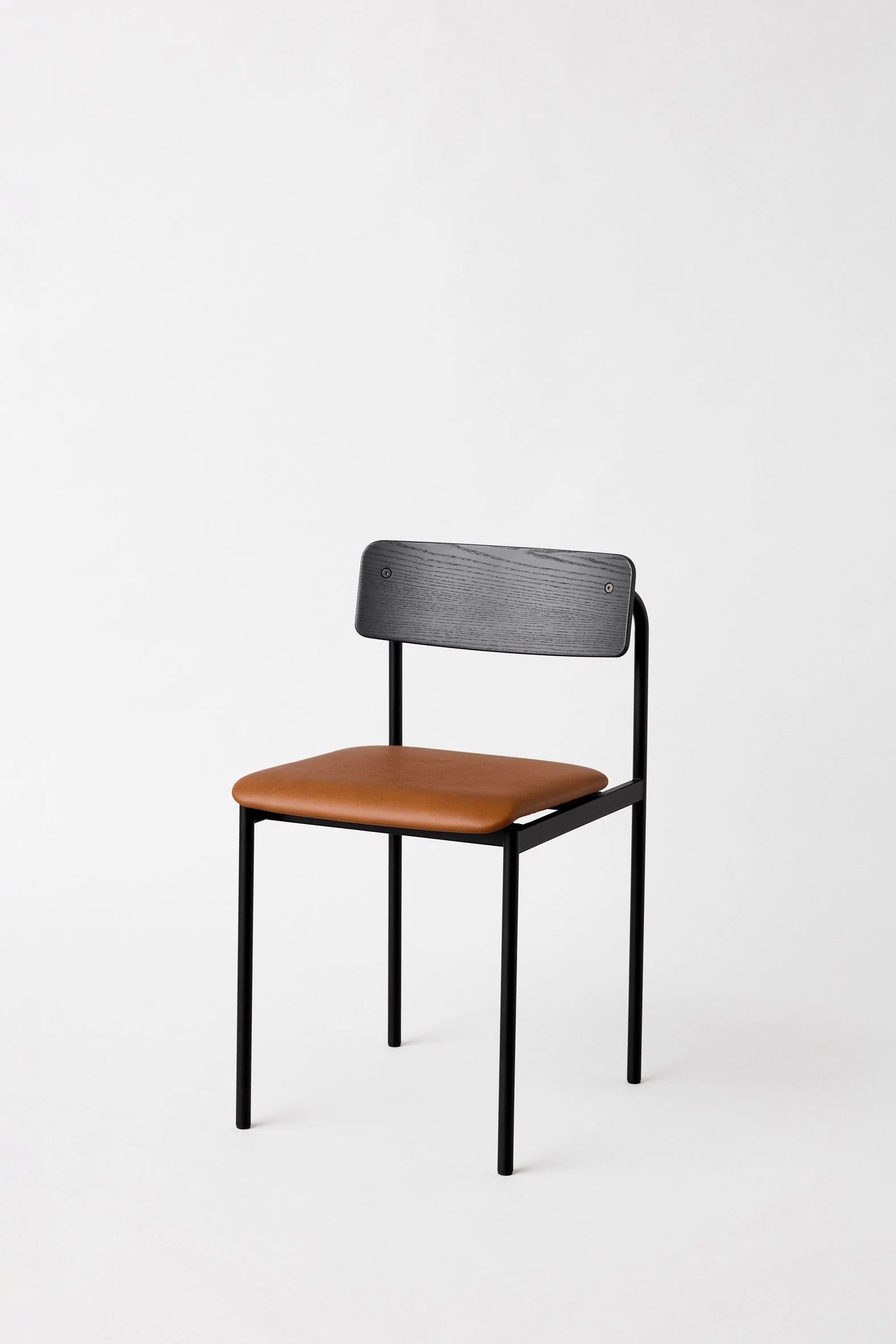 moebe_offset-chair_pp_black_oak-cognac-leather_low-res_01_ocblblleacog_eec7e58b-1bbd-487c-882f-f57e6167451e.jpg