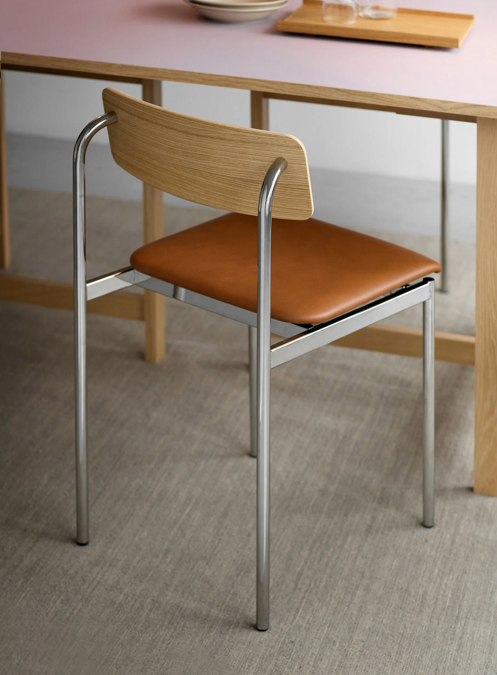 MOEBE_Offset-Chair_IC_Chrome_Oak-Cognac-Leather_Low-Res_05_OCCHOOALEACOG.jpg