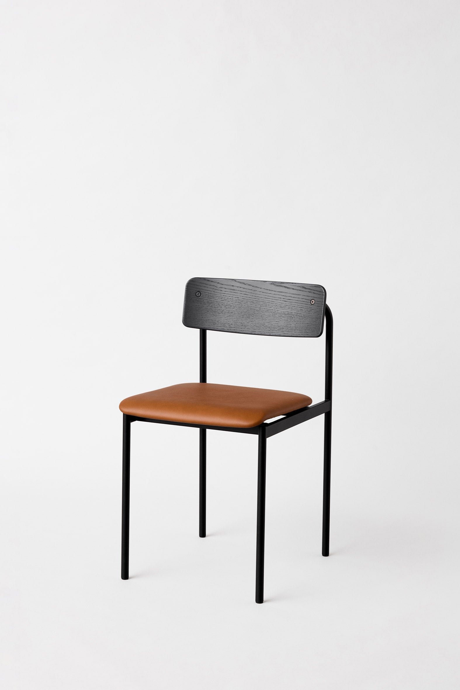 MOEBE_Offset-Chair_PP_Black_Oak-Cognac-Leather_Low-Res_01_OCBLBLLEACOG.jpg