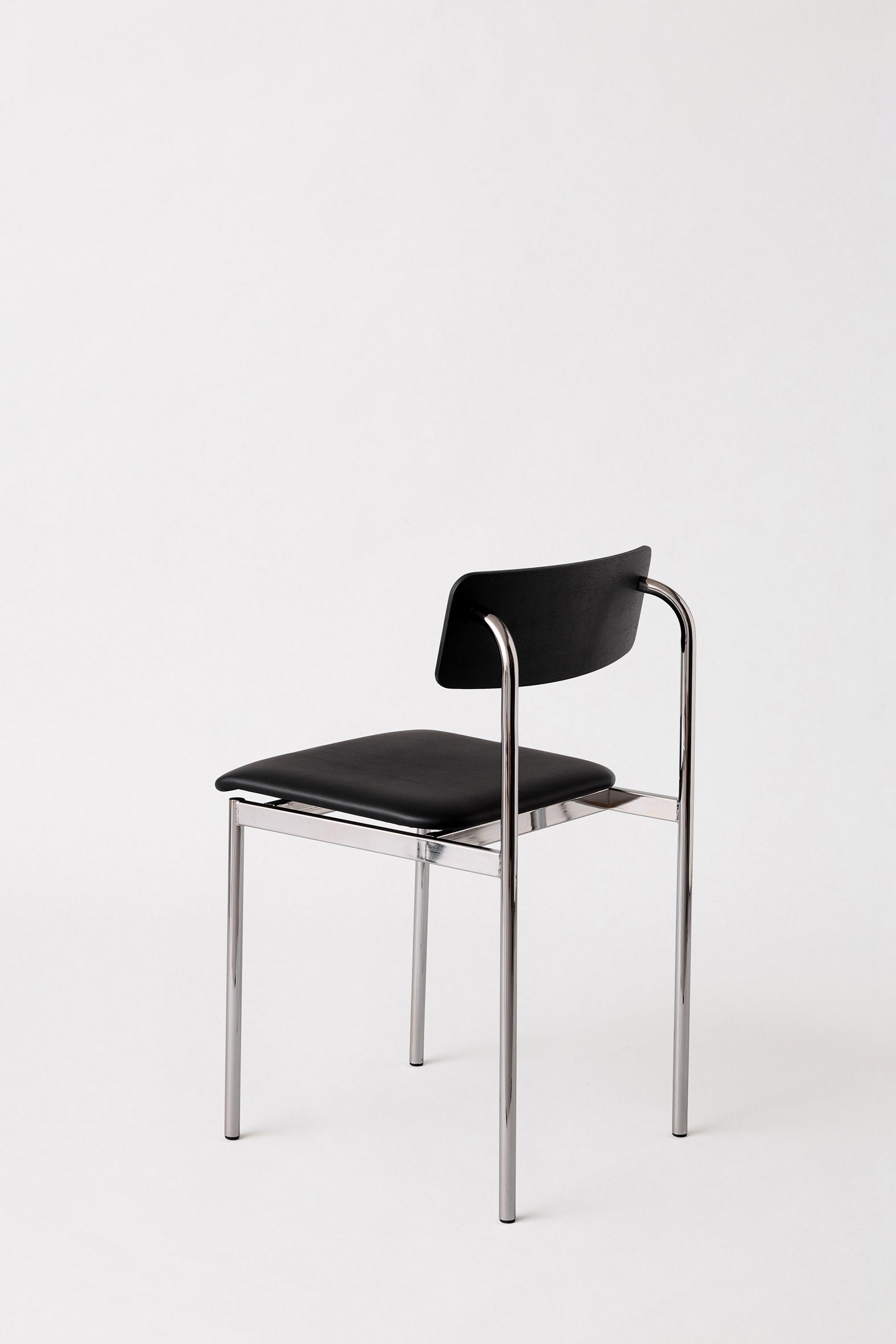 moebe_offset-chair_pp_chrome_black-black-leather_low-res_03_occhblleabl.jpg