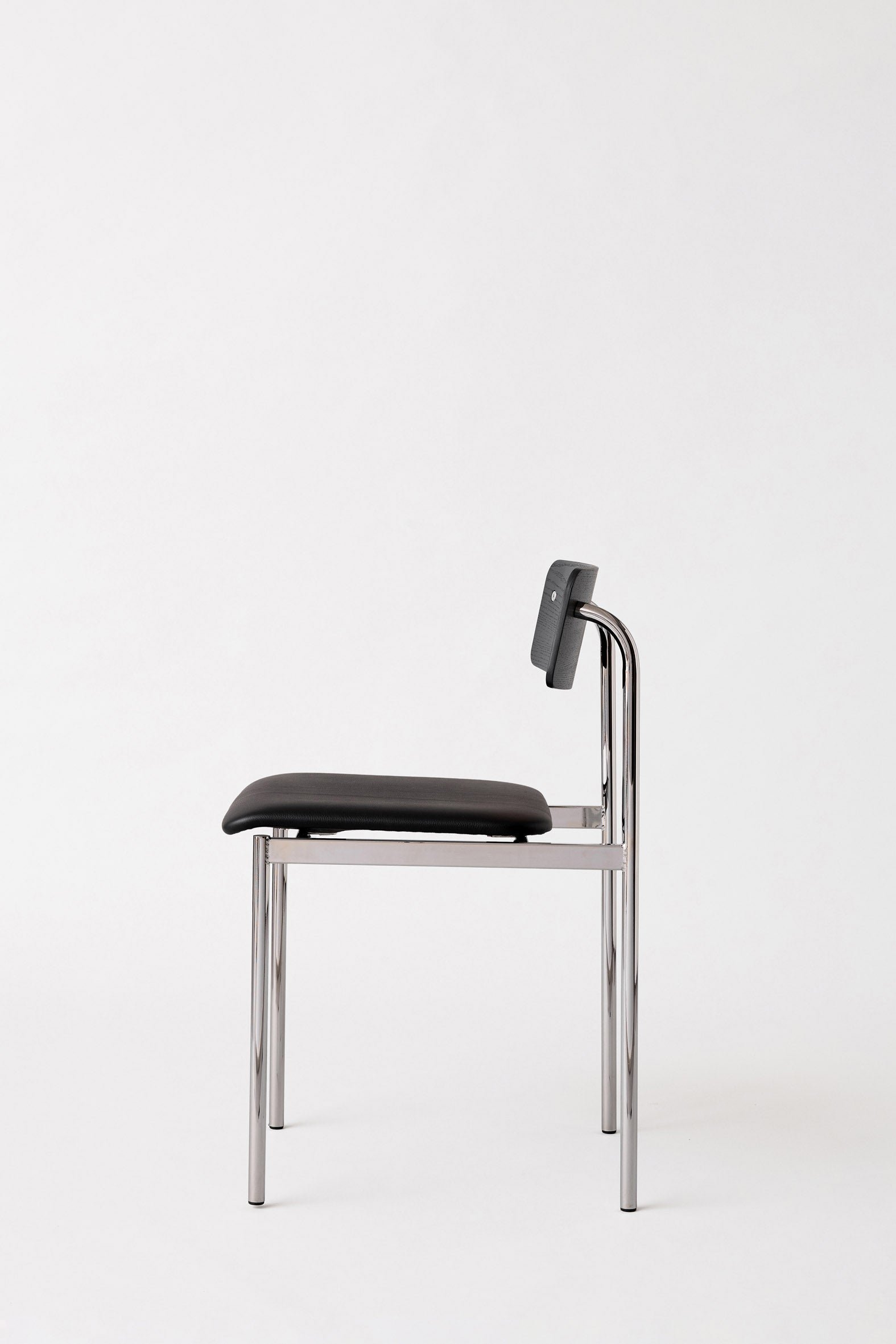 moebe_offset-chair_pp_chrome_black-black-leather_low-res_02_occhblleabl.jpg