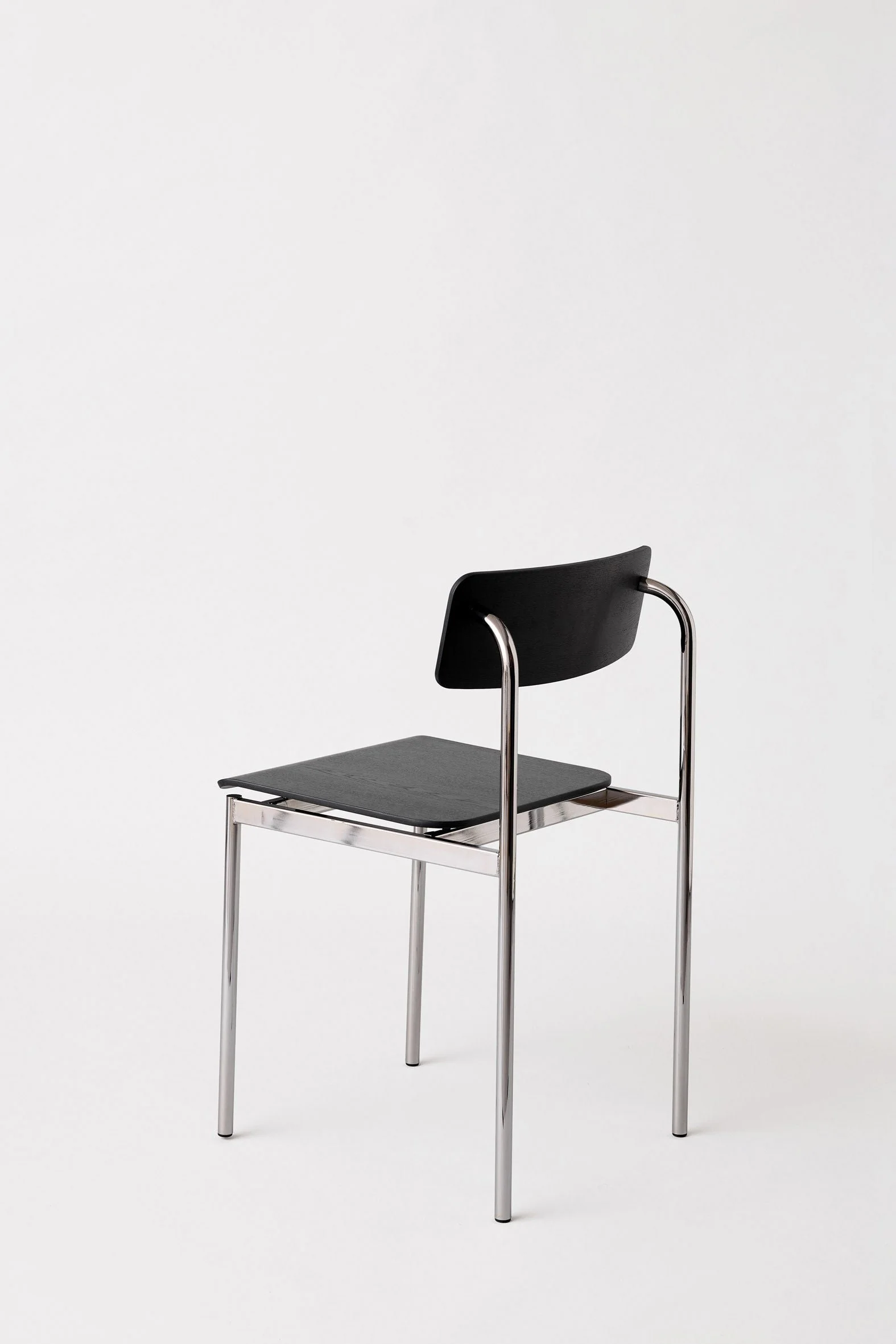 moebe_offset-chair_pp_chrome_black_low-res_03_occhbl.jpg