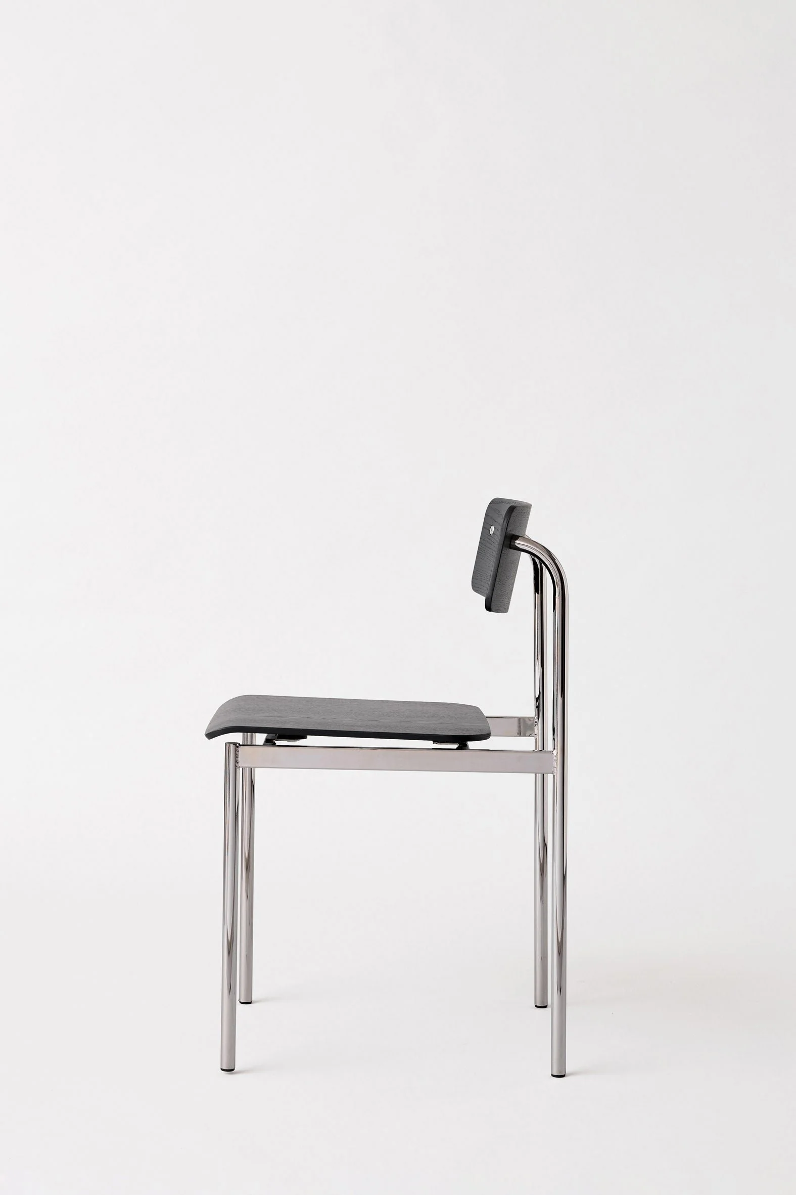 moebe_offset-chair_pp_chrome_black_low-res_02_occhbl.jpg