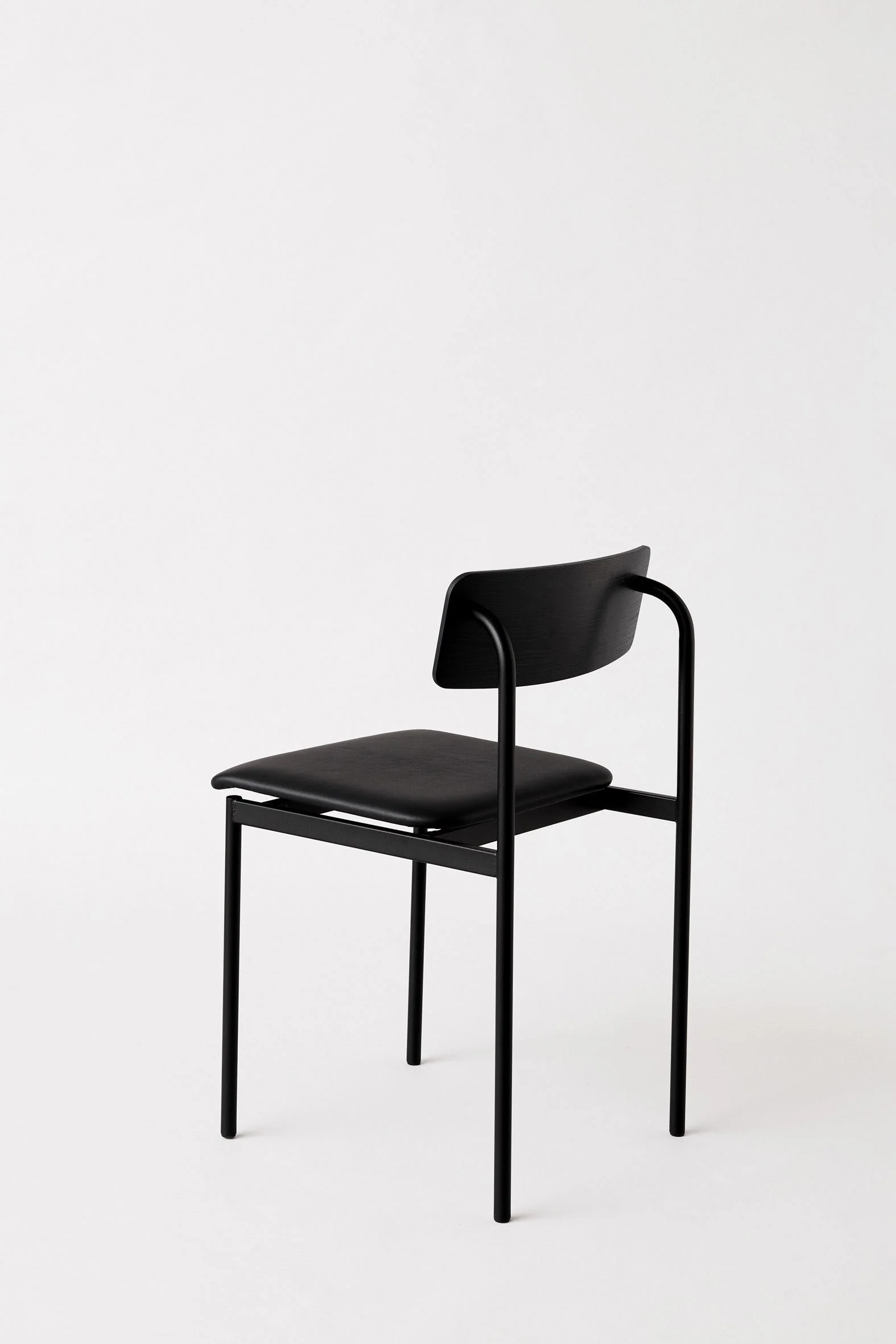 moebe_offset-chair_pp_black_black-black-leather_low-res_03_ocblblleabl.jpg