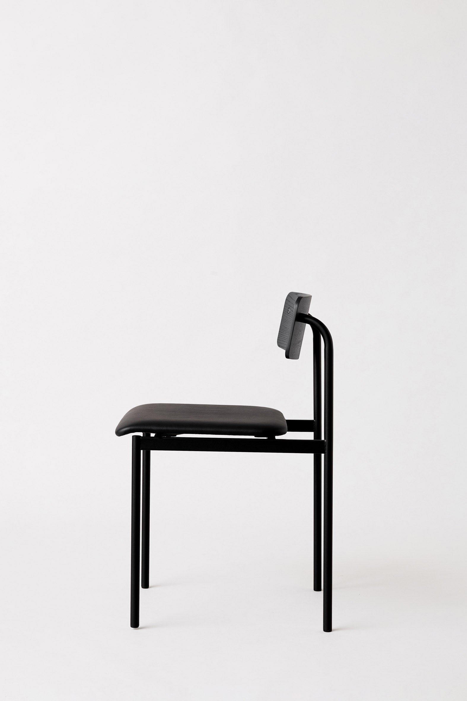 moebe_offset-chair_pp_black_black-black-leather_low-res_02_ocblblleabl.jpg