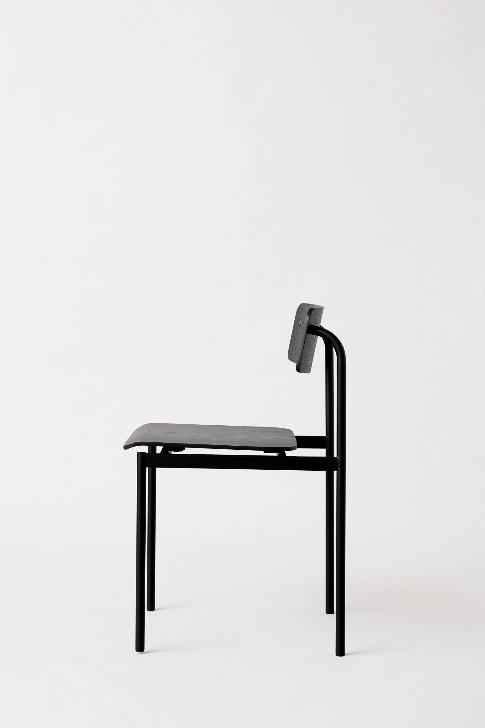 moebe_offset-chair_pp_black_black_low-res_02_ocblbl_c672f4fc-6304-4f49-b4b2-5de84c8a01cb.jpg