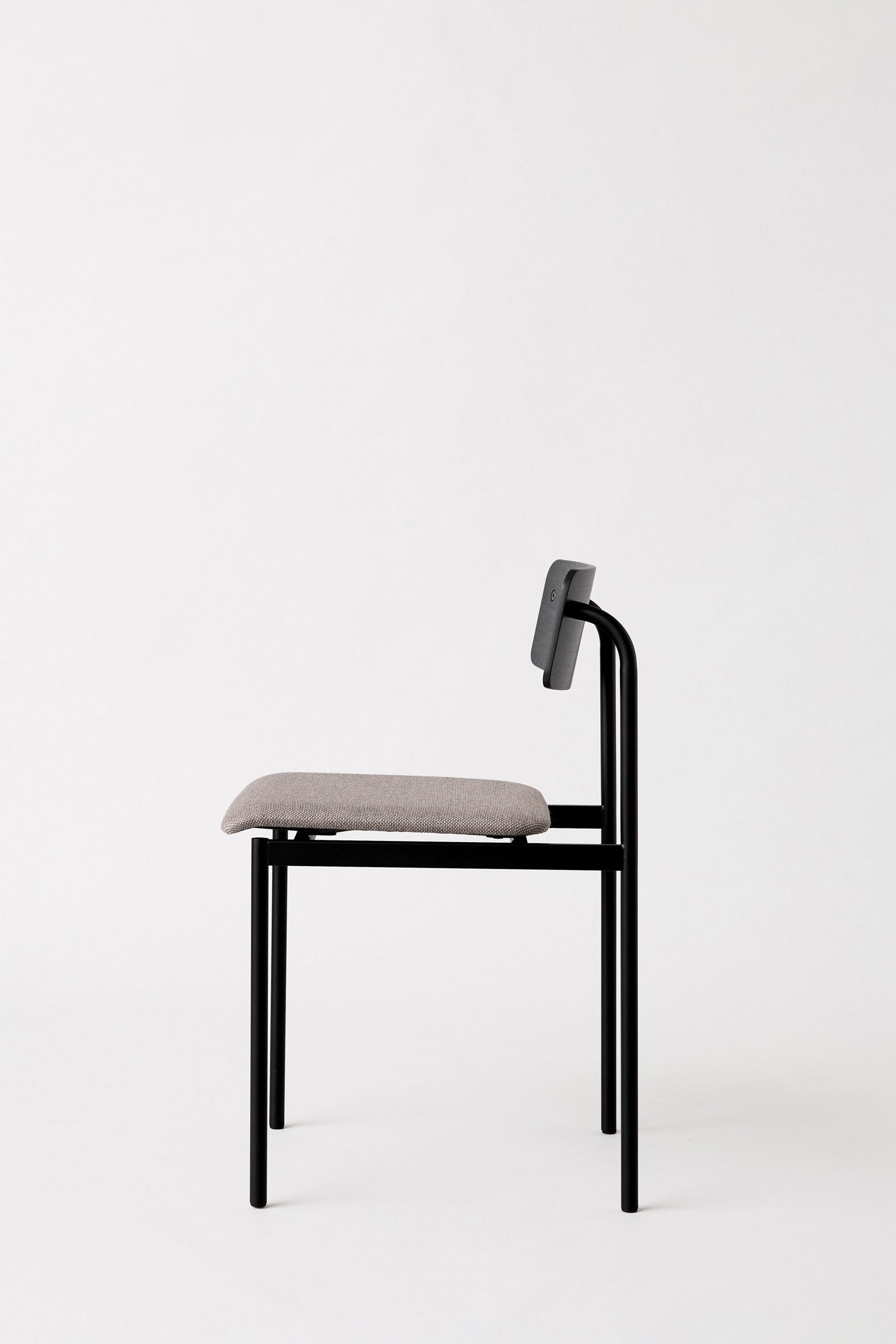 moebe_offset-chair_pp_black_black-re-wool-128_low-res_02_ocblblrew128.jpg