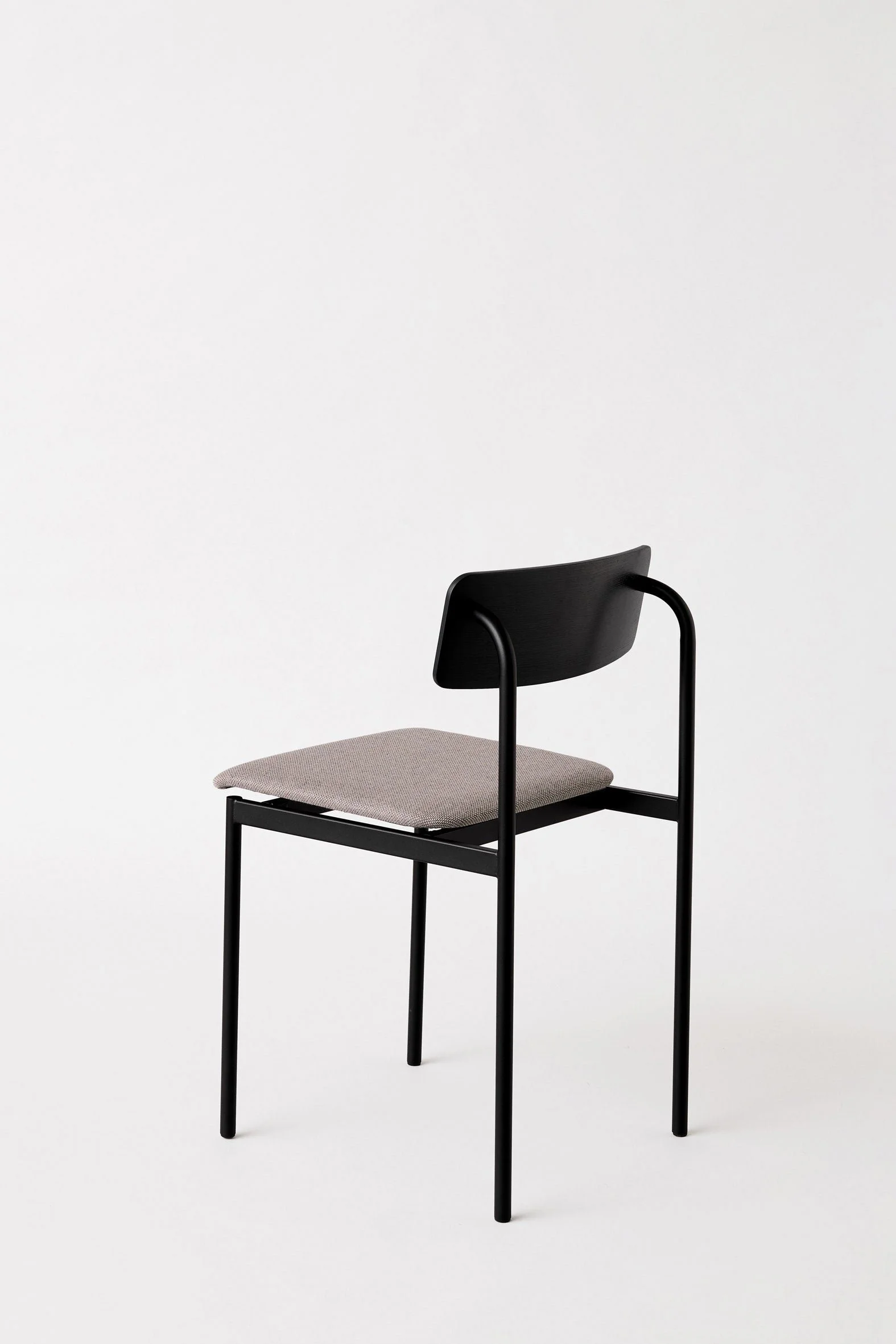 moebe_offset-chair_pp_black_black-re-wool-128_low-res_03_ocblblrew128.jpg