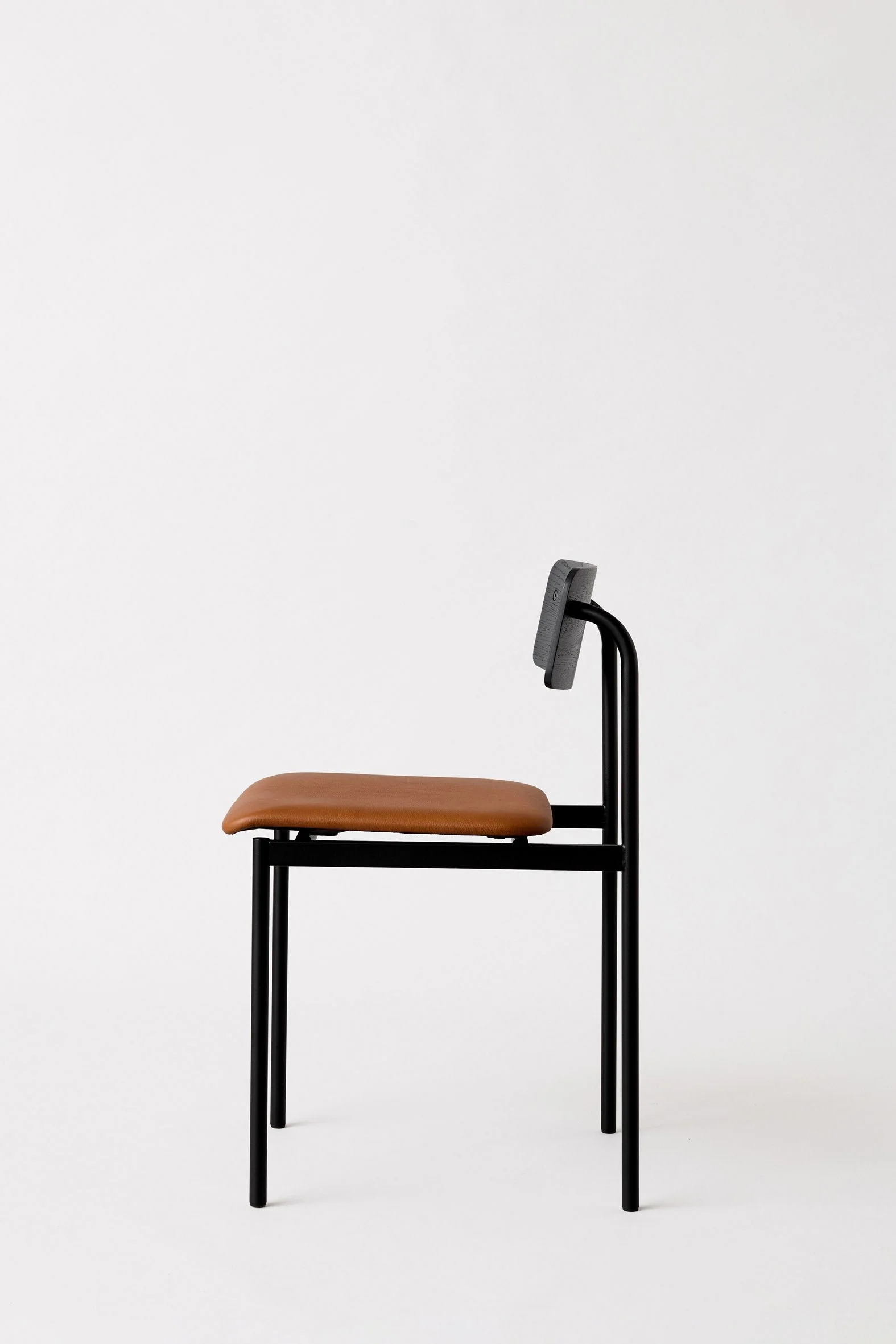 moebe_offset-chair_pp_black_oak-cognac-leather_low-res_02_ocblblleacog.jpg