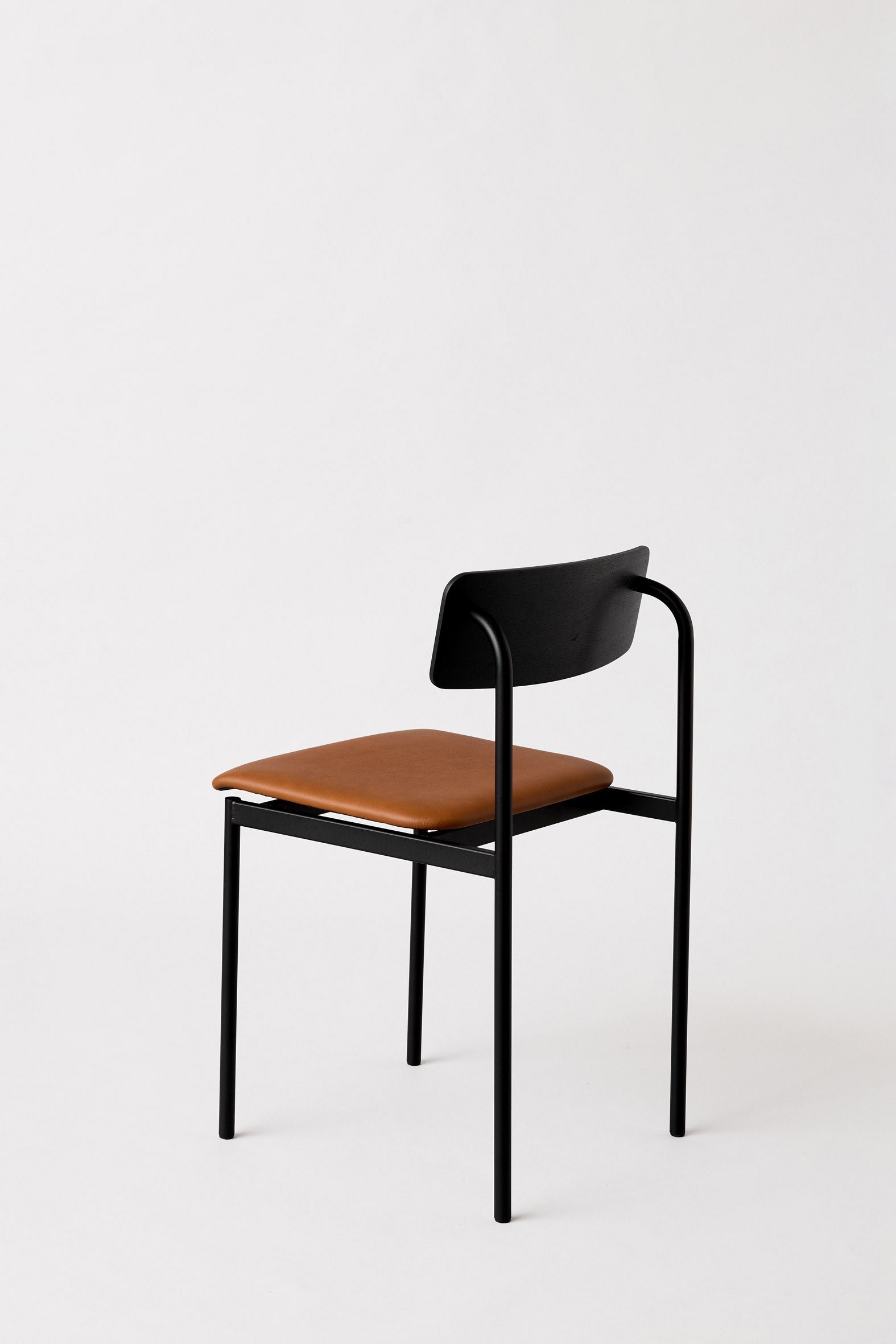 moebe_offset-chair_pp_black_oak-cognac-leather_low-res_03_ocblblleacog.jpg