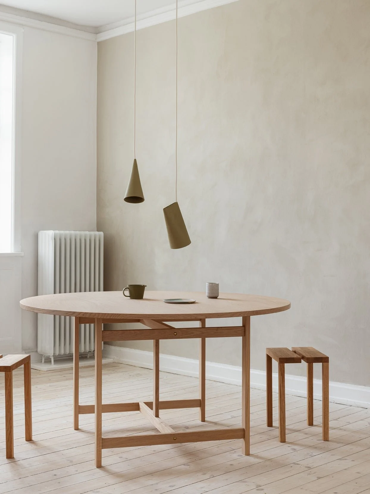 moebe_dining-table_ic_140-round_oak_low-res_02.jpg