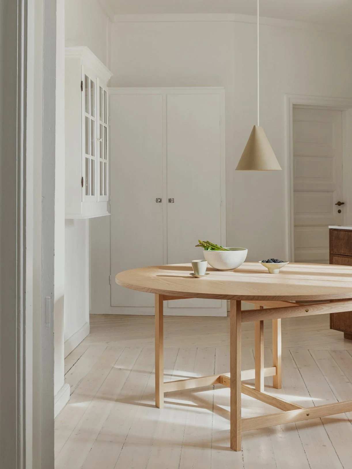 moebe_dining-table_ic_140-round_oak_low-res_07.jpg