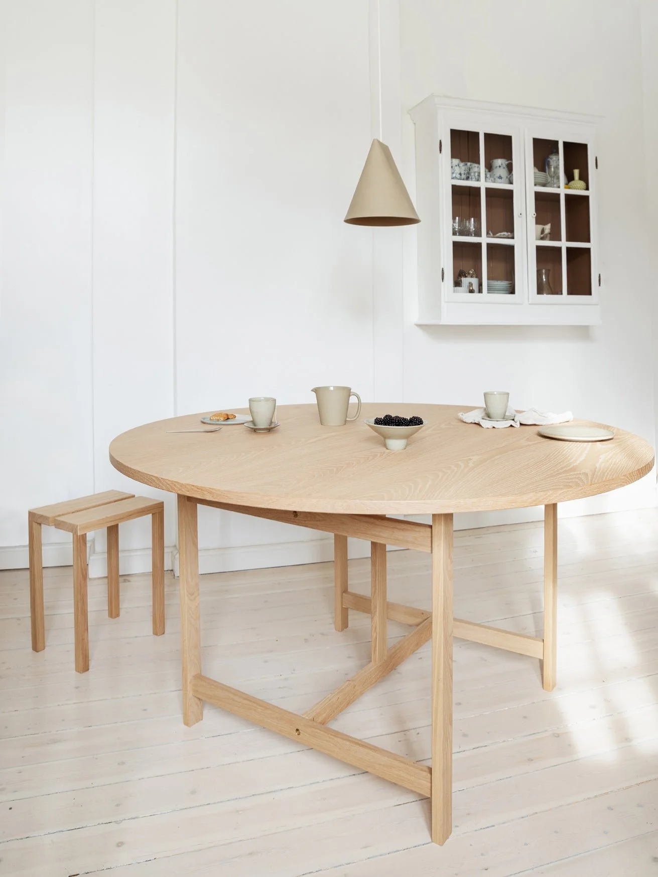 moebe_dining-table_ic_140-round_oak_low-res_04.jpg