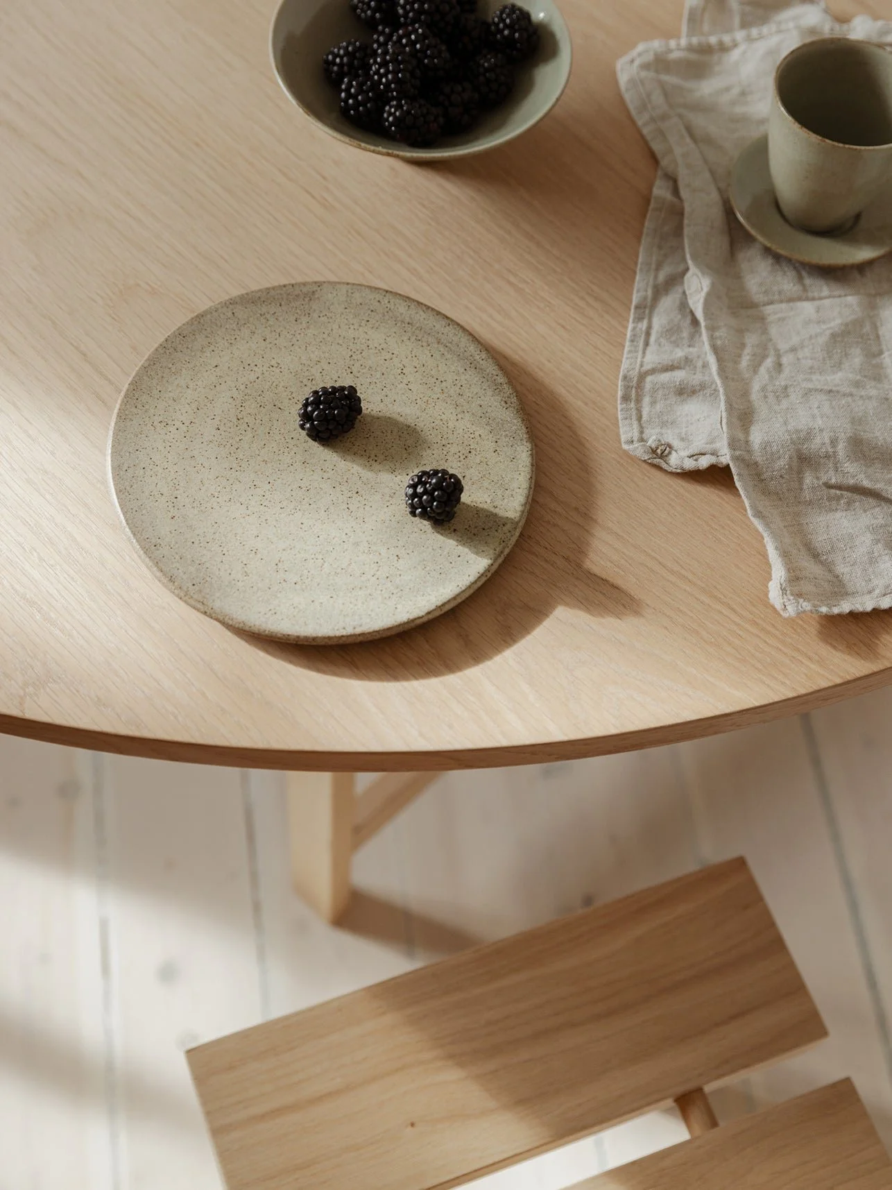moebe_dining-table_ic_140-round_oak_low-res_05.jpg