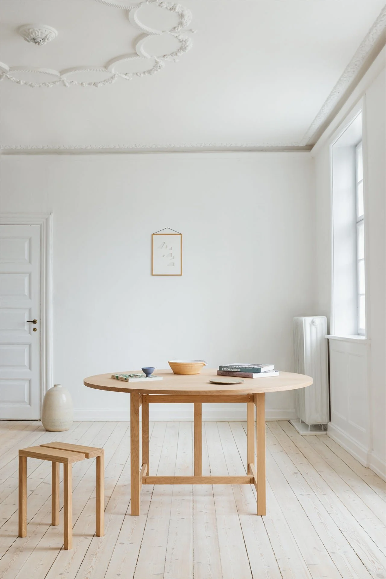 moebe_dining-table_ic_140-round_oak_low-res_08_a50cdae6-f834-4c43-8d3d-22fa0b5ef2de.jpg