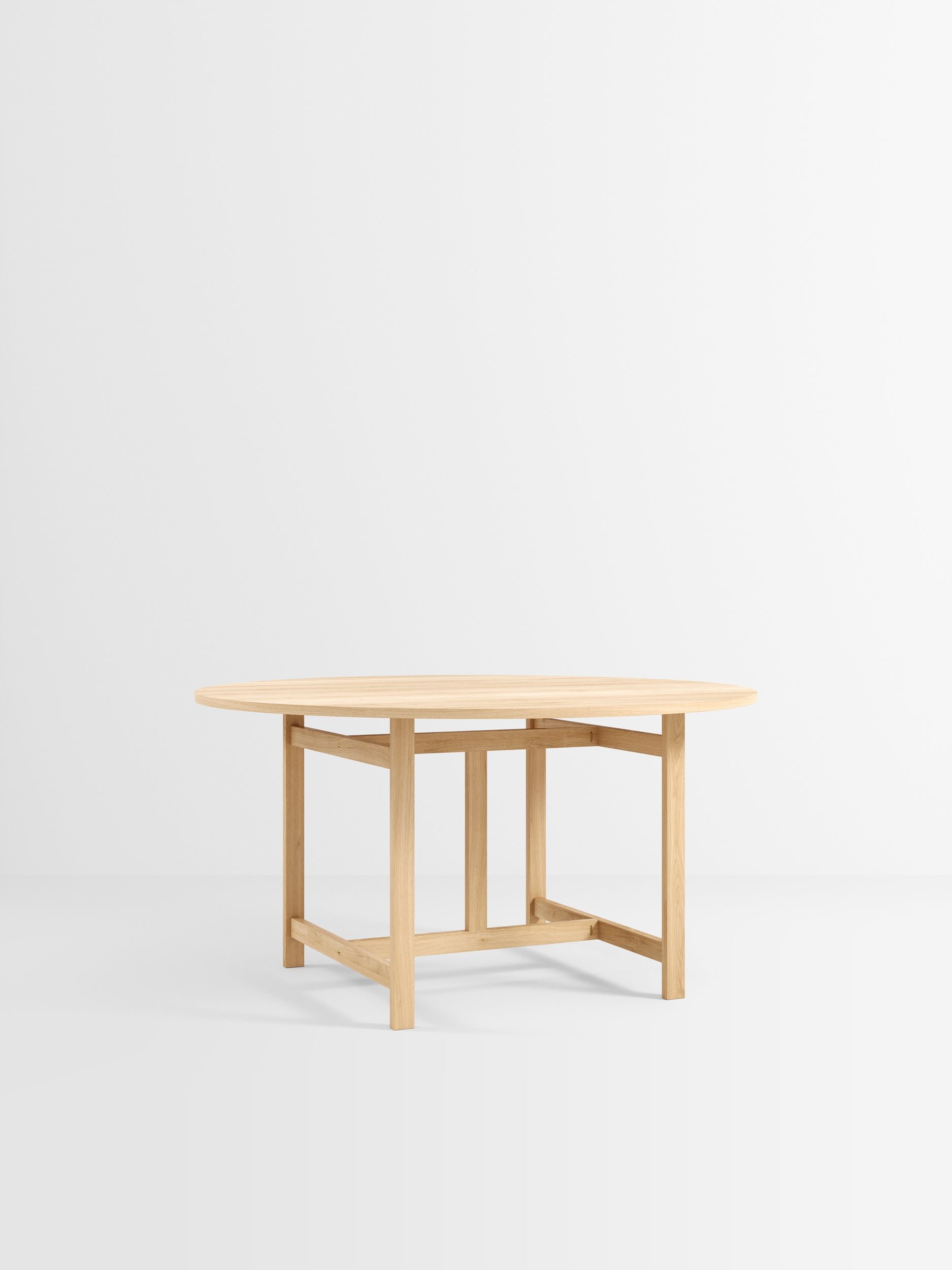 moebe_dining-table_pp_140-round_oak_low-res_01_a5839b2e-9218-45c6-a570-e834ab527198.jpg